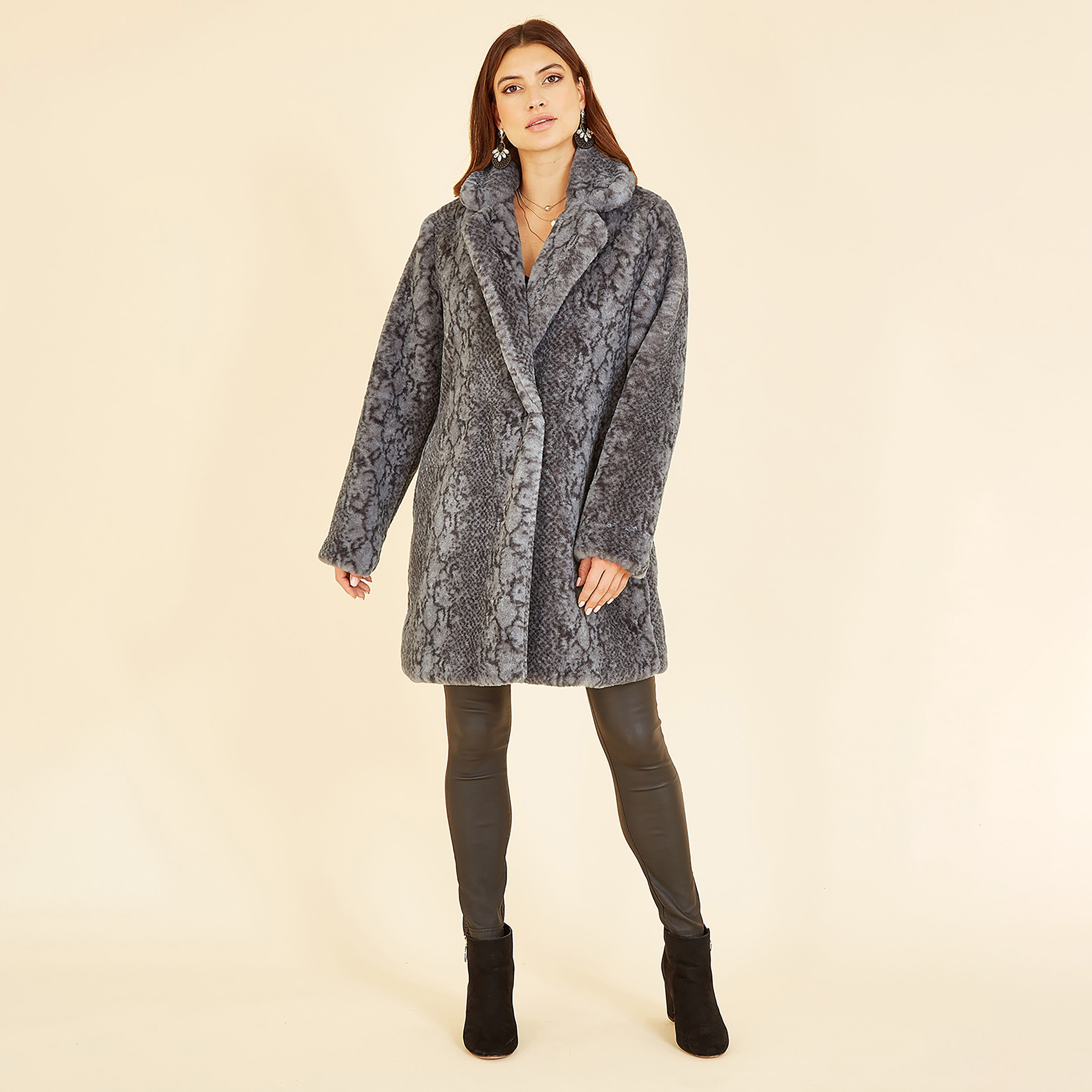 معطف نسائي من الفرو الصناعي بطبعة جلد الثعبان باللون الرمادي من يامي-women-clothing-coatsandjackets-coats-image-4