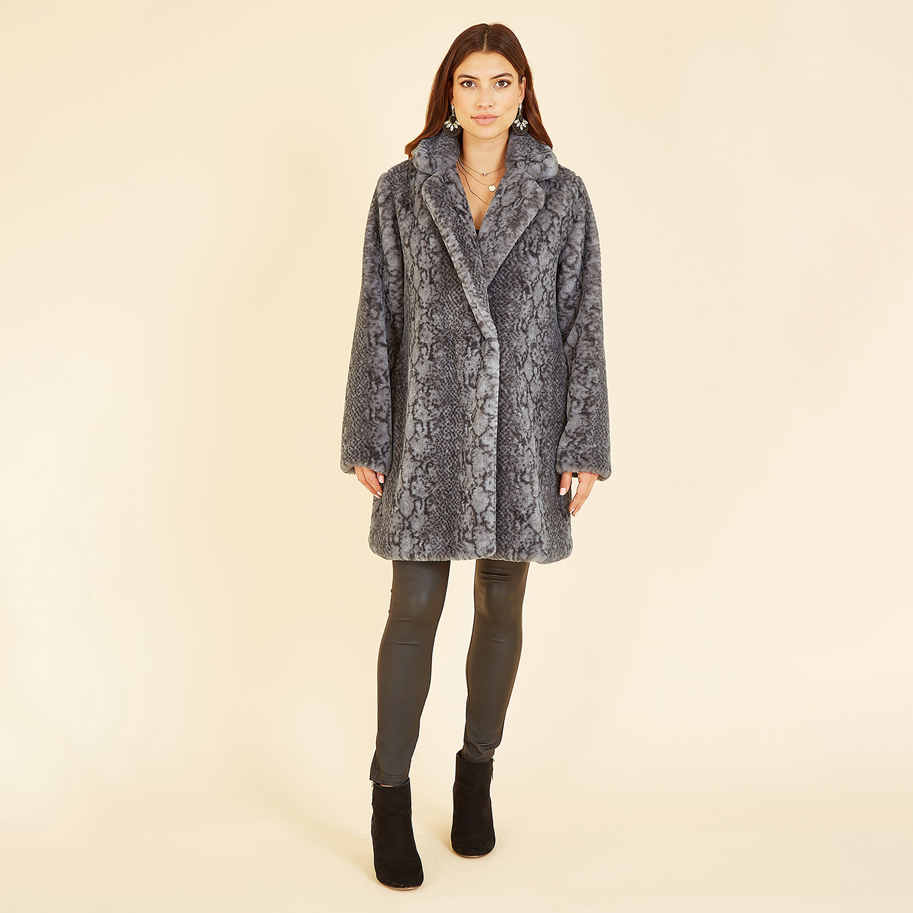 معطف نسائي من الفرو الصناعي بطبعة جلد الثعبان باللون الرمادي من يامي-women-clothing-coatsandjackets-coats-image-5