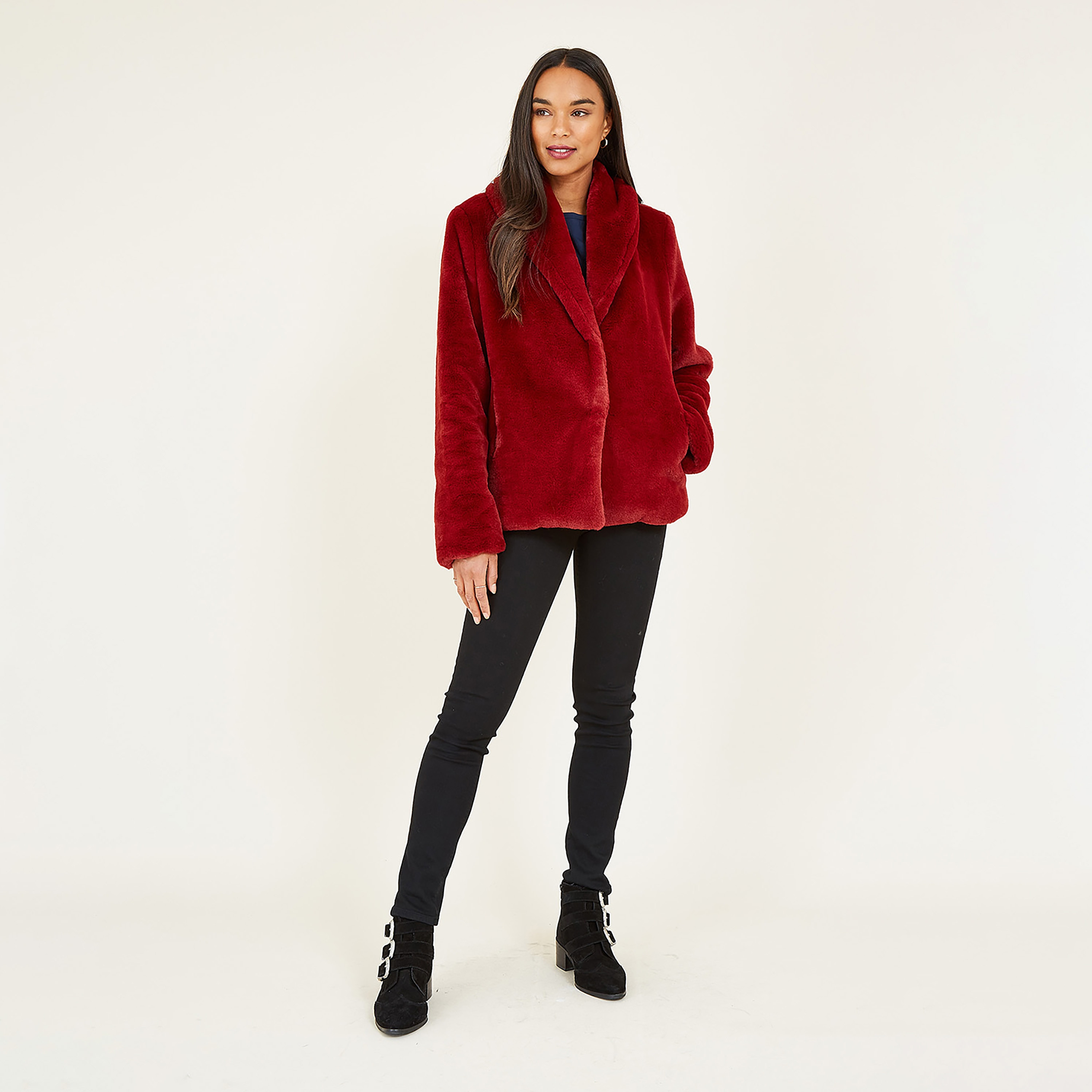 معطف نسائي قصير من الفرو الصناعي مع ياقة مدورة باللون الأحمر من يامي-women-clothing-coatsandjackets-jackets-image-2