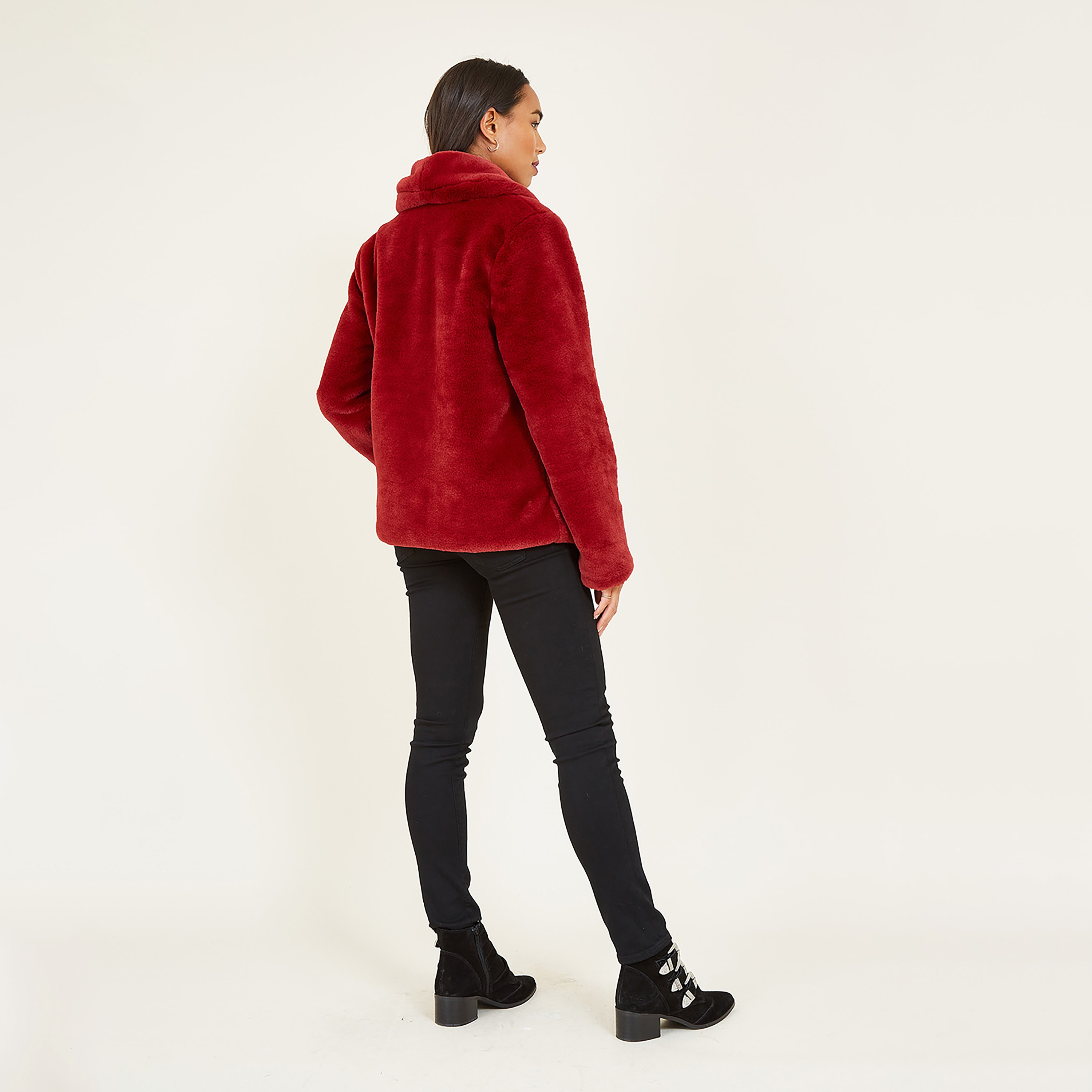معطف نسائي قصير من الفرو الصناعي مع ياقة مدورة باللون الأحمر من يامي-women-clothing-coatsandjackets-jackets-image-3