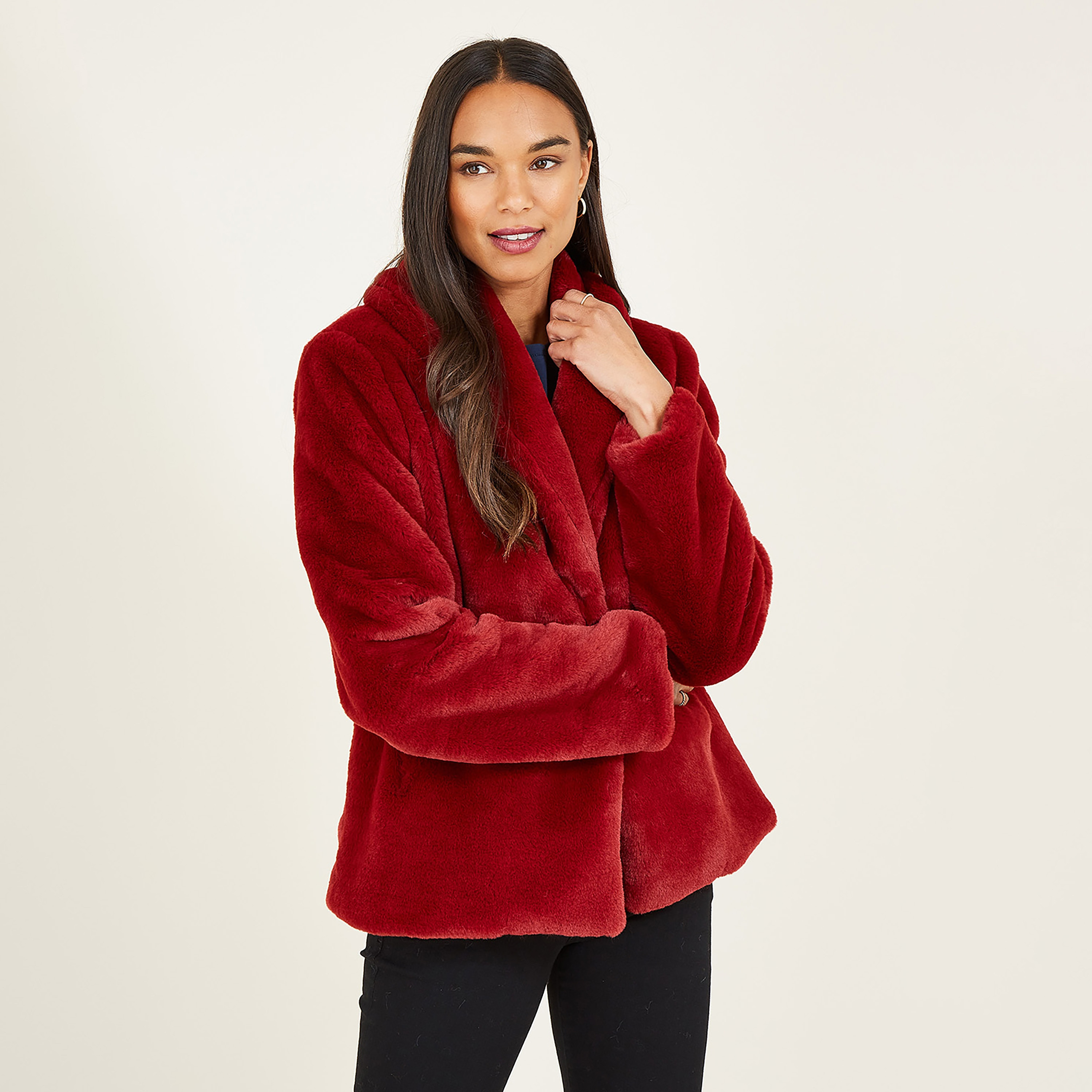 معطف نسائي قصير من الفرو الصناعي مع ياقة مدورة باللون الأحمر من يامي-women-clothing-coatsandjackets-jackets-image-4
