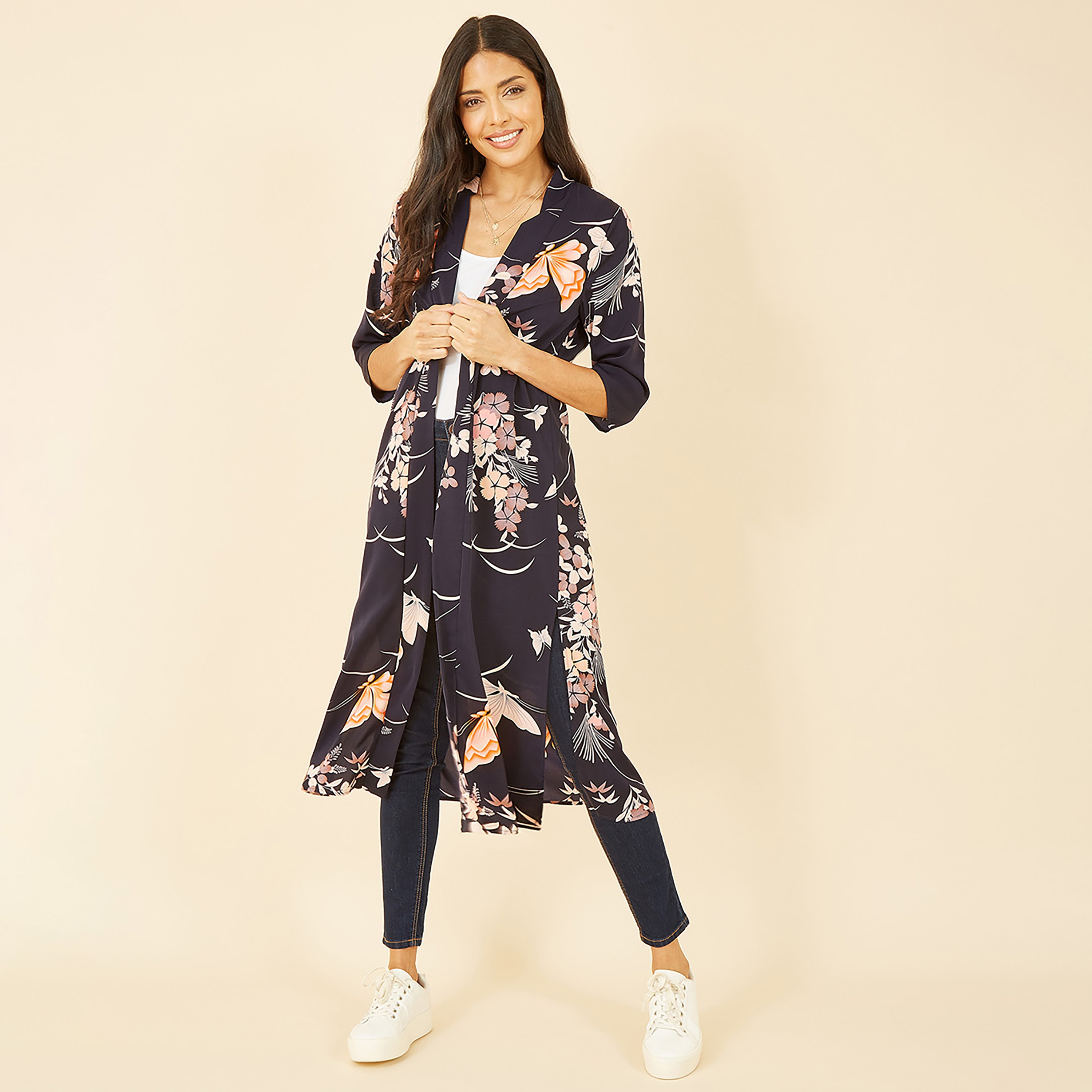 كيمونو نسائي طويل من الساتان بطبعة فراشات باللون الأزرق الداكن من يامي-women-clothing-shirtsandblouses-blouses-image-2