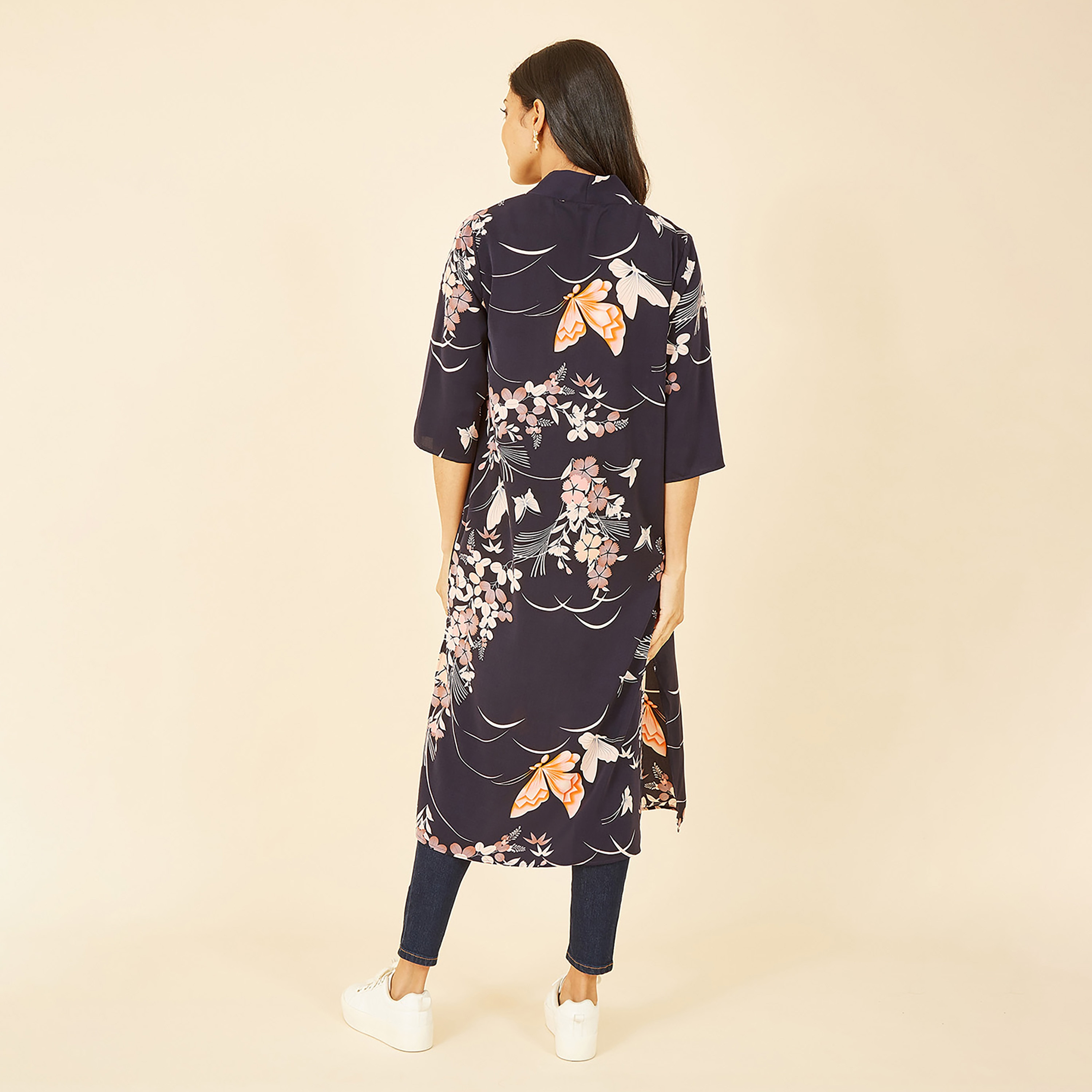 كيمونو نسائي طويل من الساتان بطبعة فراشات باللون الأزرق الداكن من يامي-women-clothing-shirtsandblouses-blouses-image-3