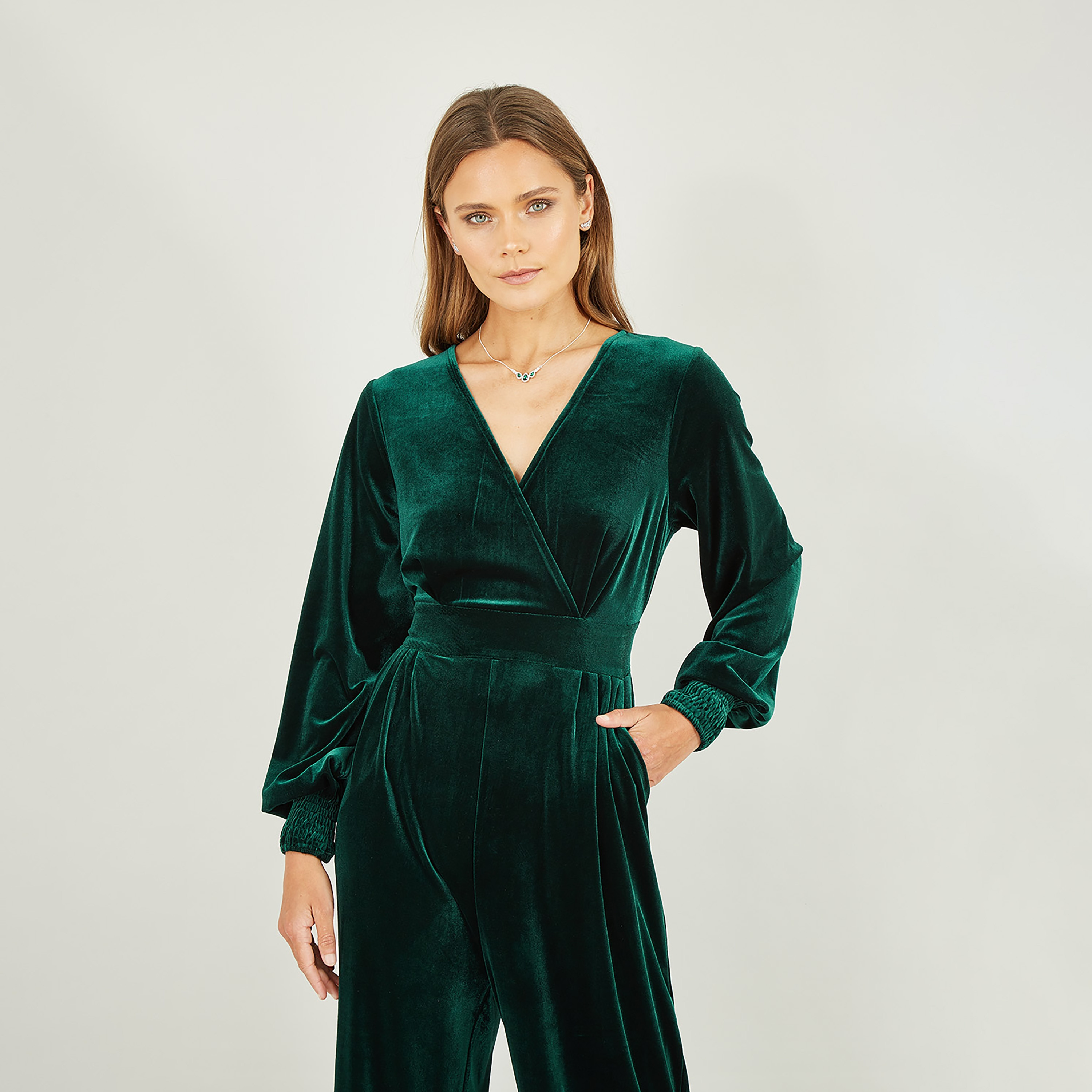 جمبسوت نسائي سهرة بأكمام طويلة باللون الأخضر المخملي من يامي-women-clothing-jumpsuits-image-4