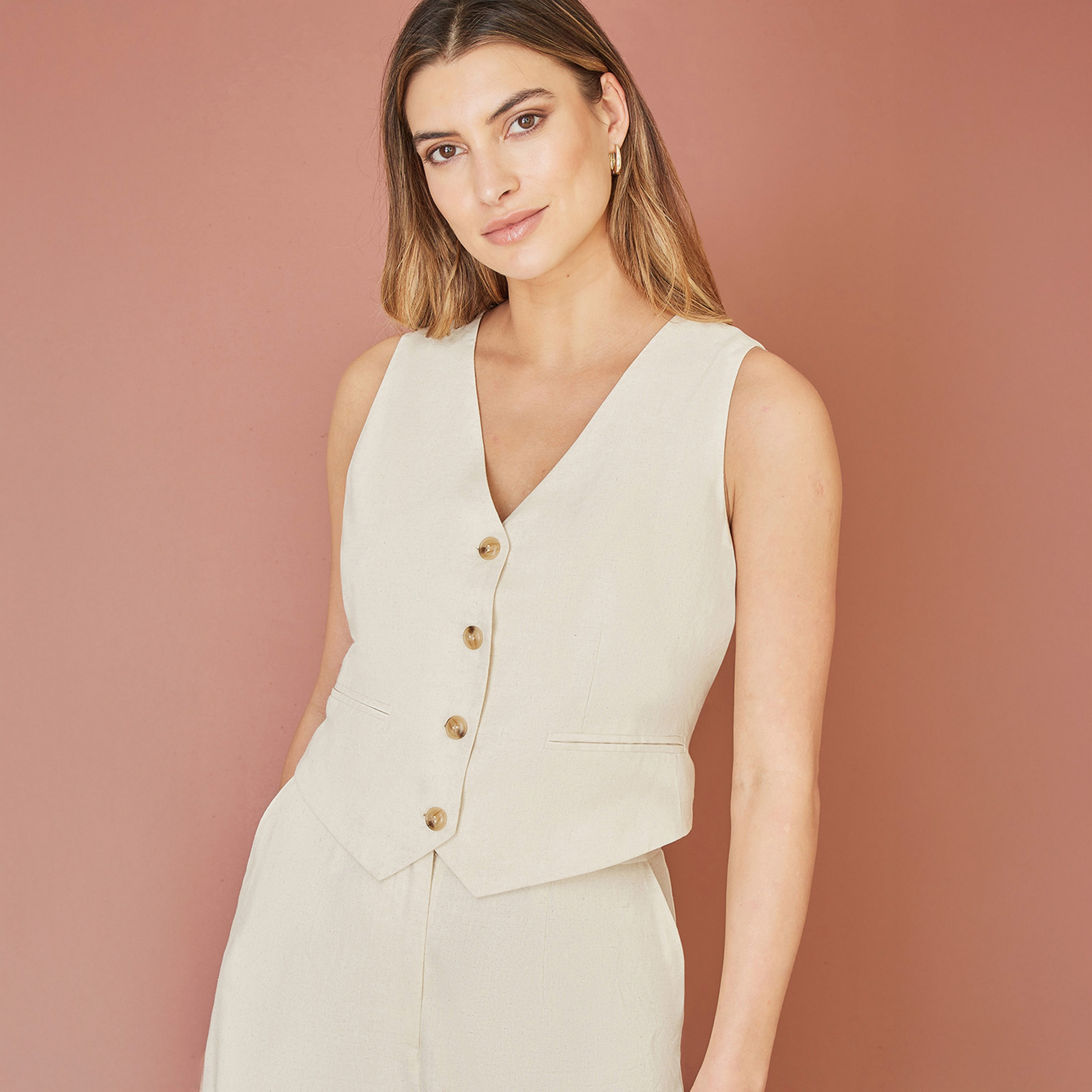 معطف فيست نسائي باللون البيج مصنوع من القطن المستدام ورامي من يامي-women-clothing-coatsandjackets-waistcoats-image-2