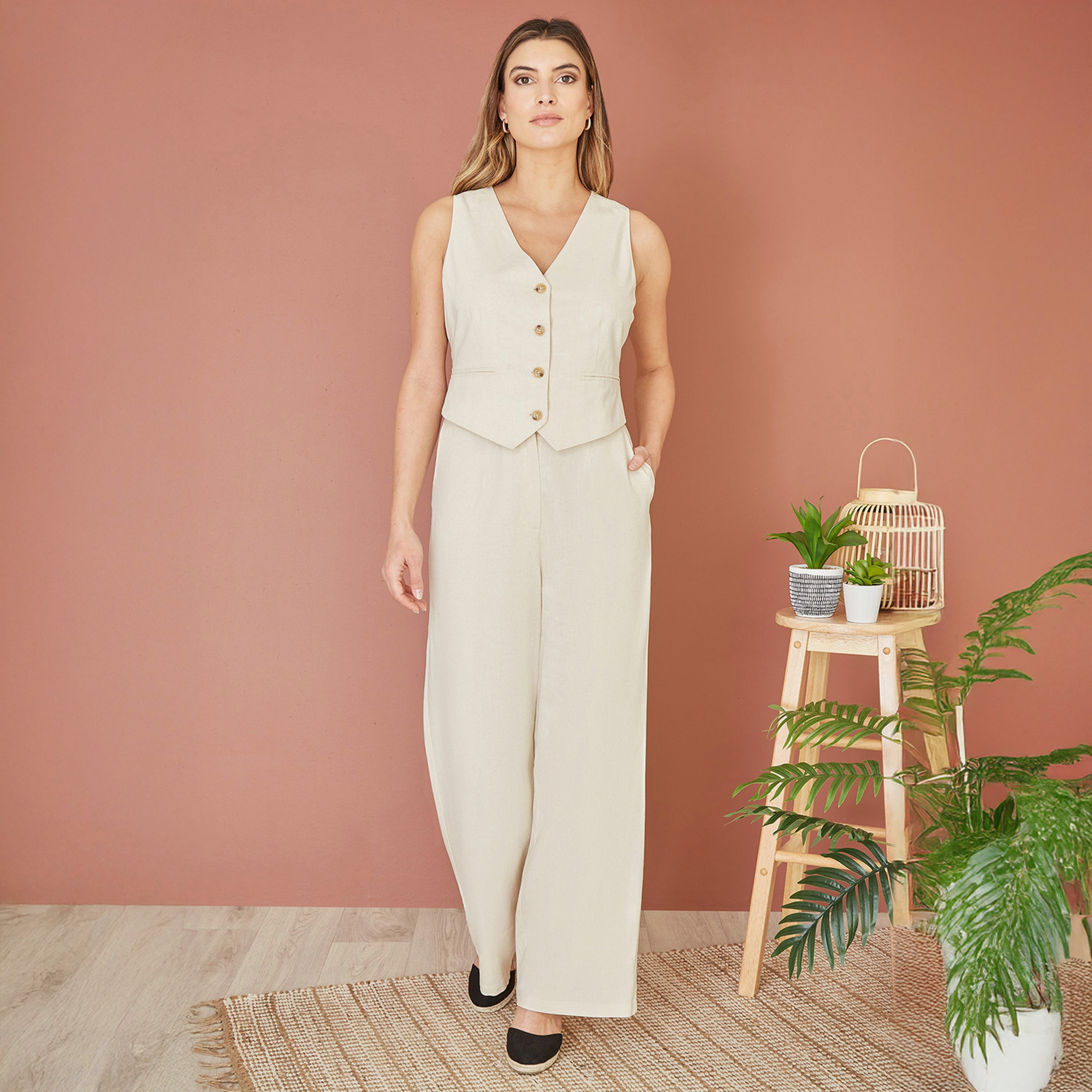 معطف فيست نسائي باللون البيج مصنوع من القطن المستدام ورامي من يامي-women-clothing-coatsandjackets-waistcoats-image-4