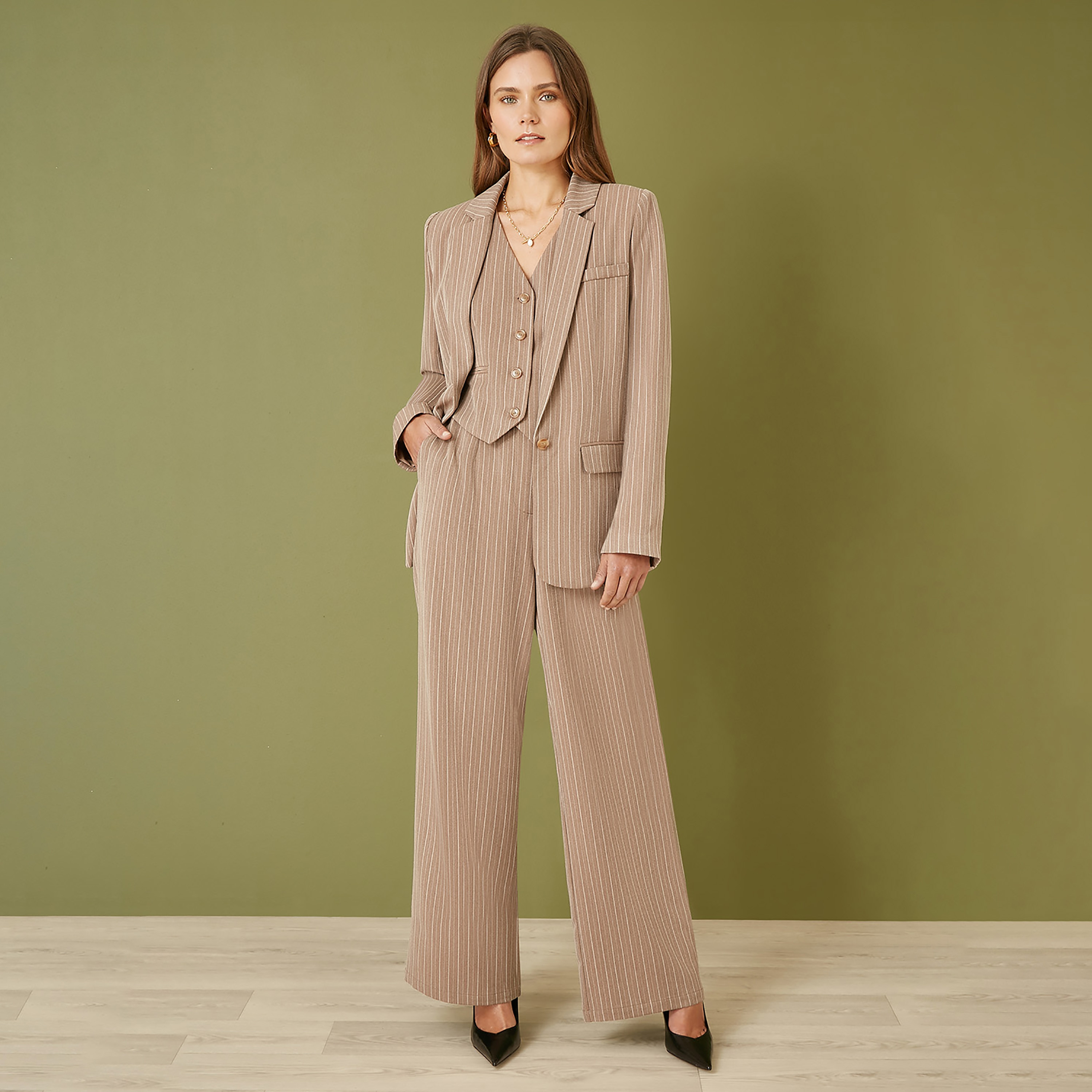 سترة نسائية مخطط بني مصنوعة من القطن المستدام ورامي من يامي-women-clothing-coatsandjackets-waistcoats-image-3