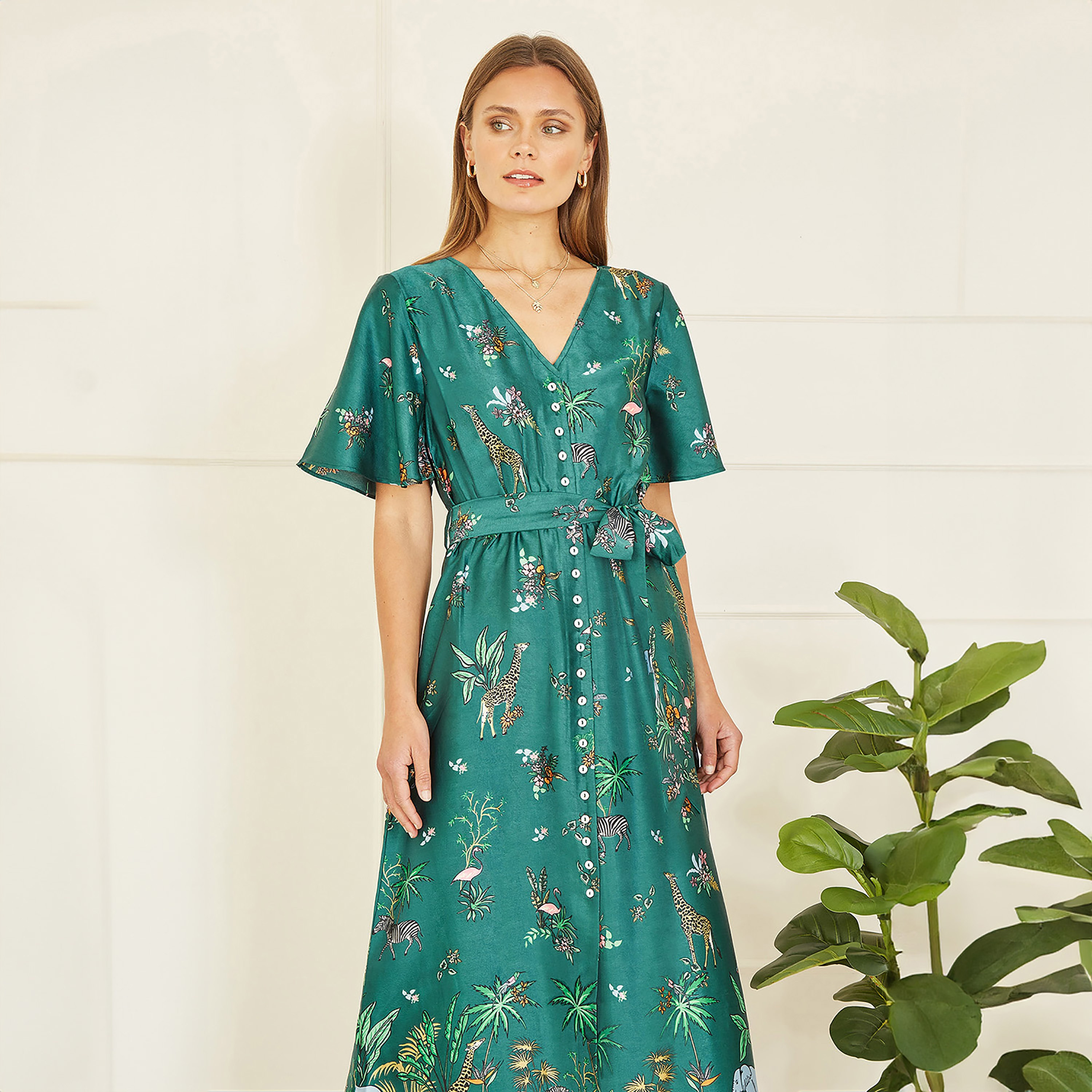 فستان نسائي متوسط الطول بطبعة حيوانات السفاري باللون الأخضر الساتان من يامي-women-clothing-dresses-image-3