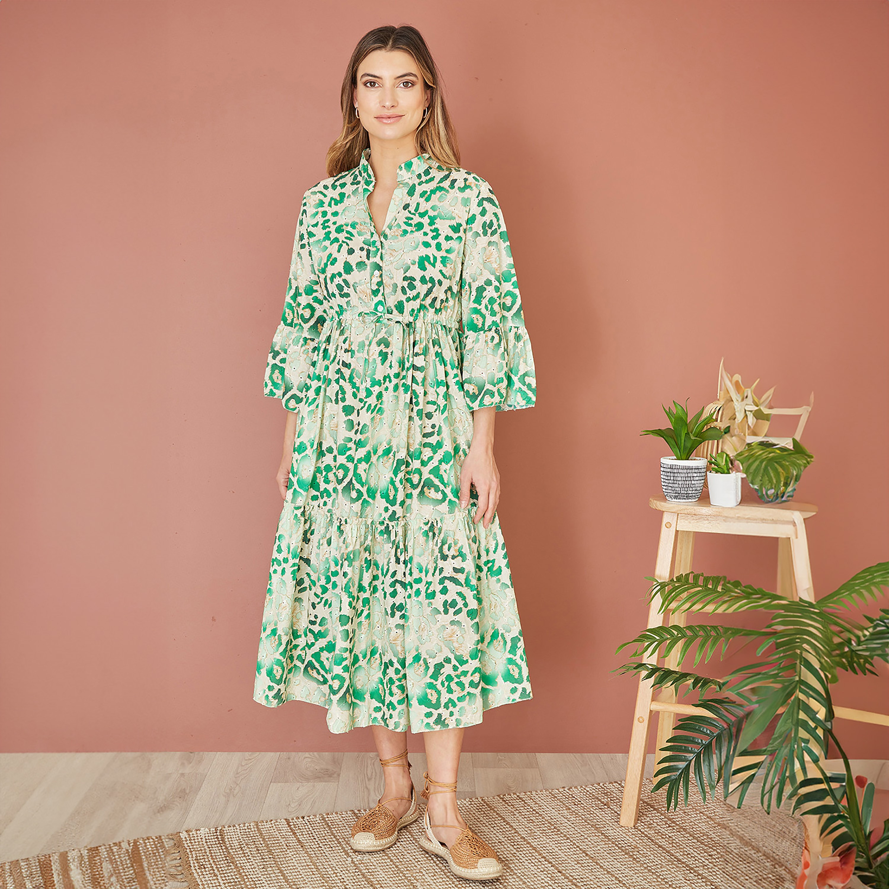 فستان نسائي متوسط الطول بريميوم باللون الأخضر بطبعة حيوانات مطرزة قطن انجلايز من يامي-women-clothing-dresses-image-1