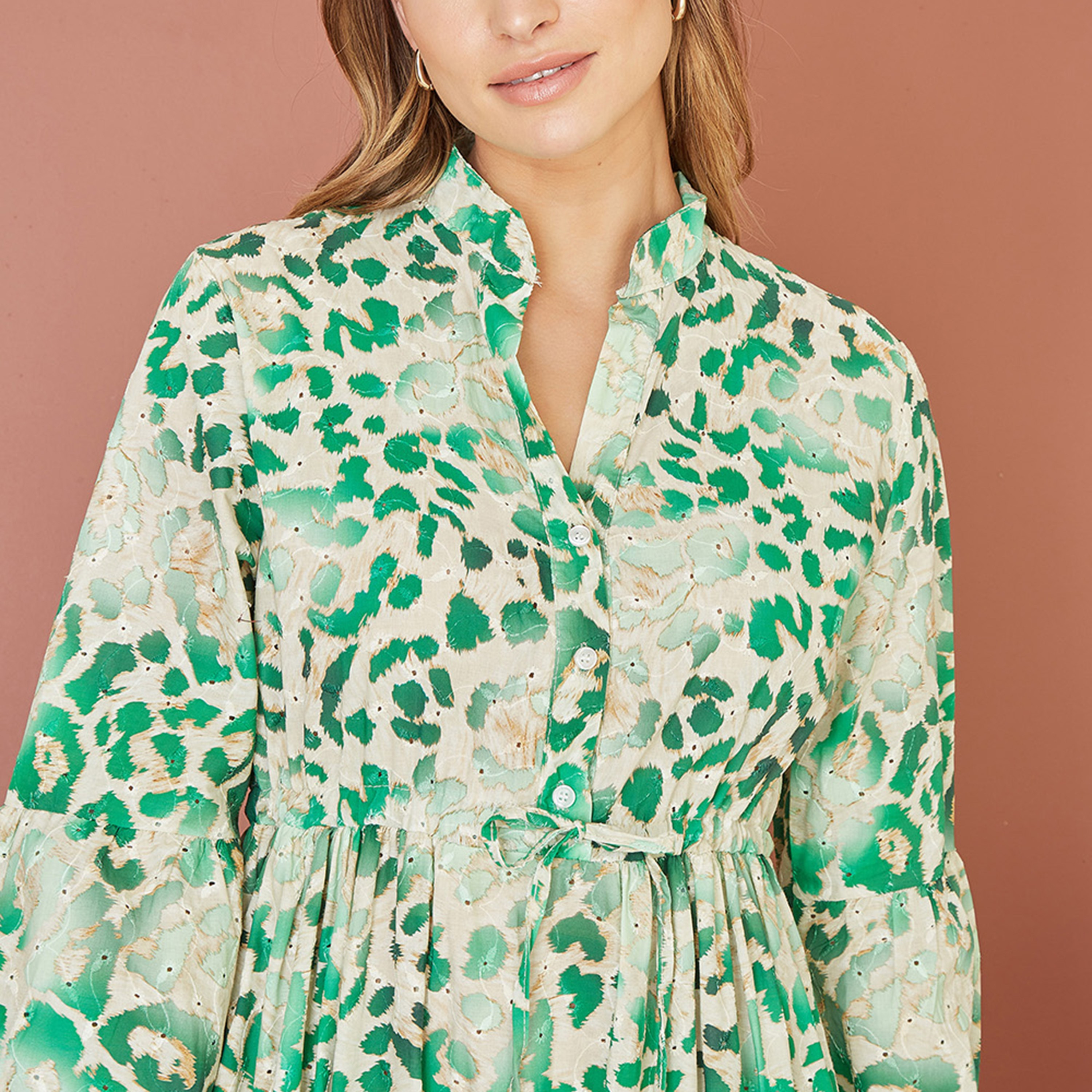 فستان نسائي متوسط الطول بريميوم باللون الأخضر بطبعة حيوانات مطرزة قطن انجلايز من يامي-women-clothing-dresses-image-4