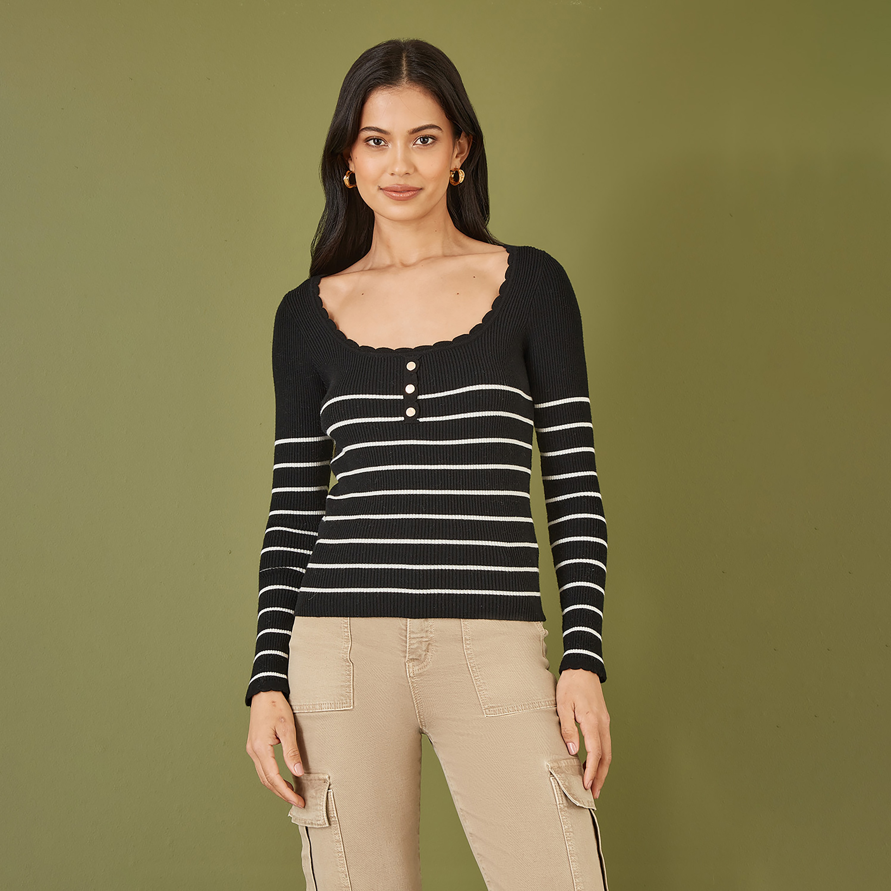 بلوزة المخططة ذات الأكمام الطويلة للنساء مع تفاصيل الأزرار من يامي-women-clothing-shirtsandblouses-blouses-image-1