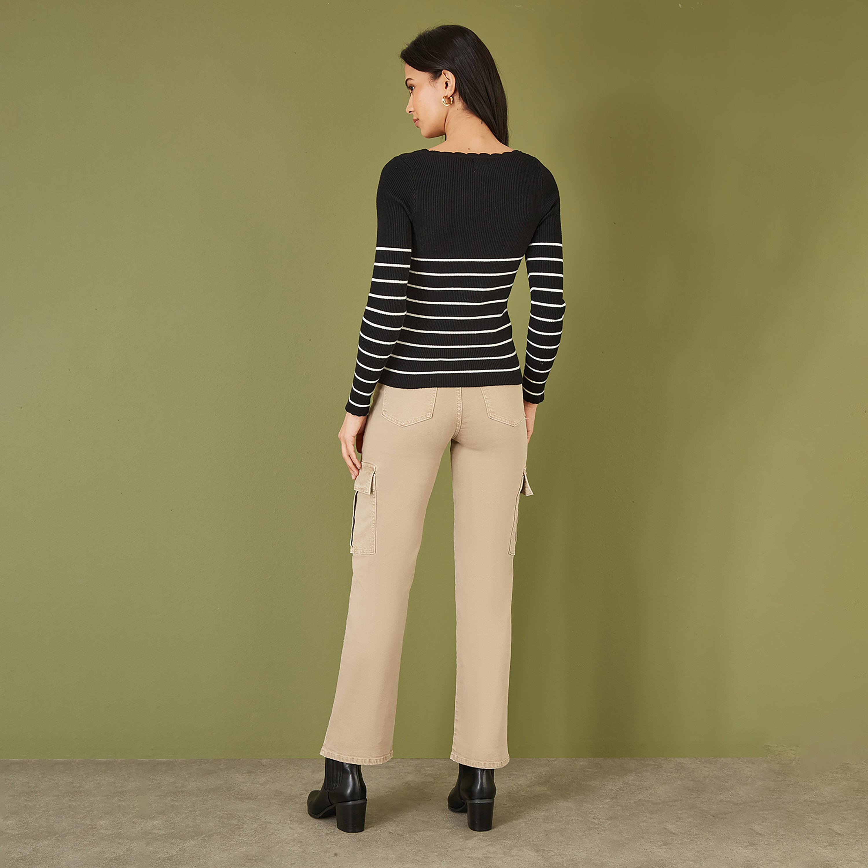 بلوزة المخططة ذات الأكمام الطويلة للنساء مع تفاصيل الأزرار من يامي-women-clothing-shirtsandblouses-blouses-image-2