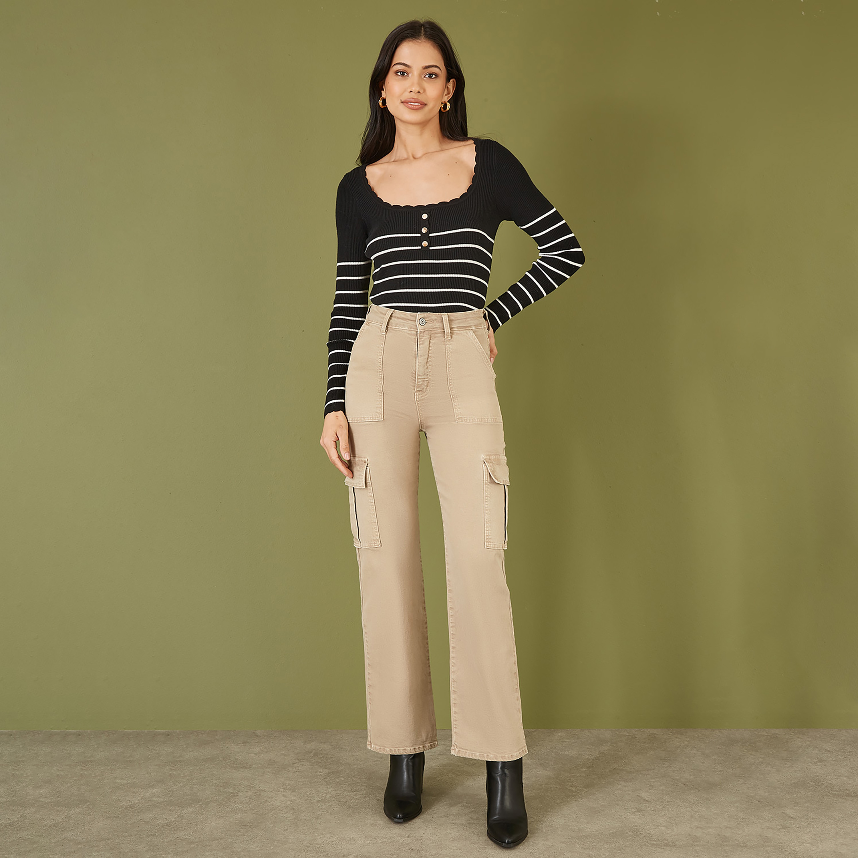 بلوزة المخططة ذات الأكمام الطويلة للنساء مع تفاصيل الأزرار من يامي-women-clothing-shirtsandblouses-blouses-image-3