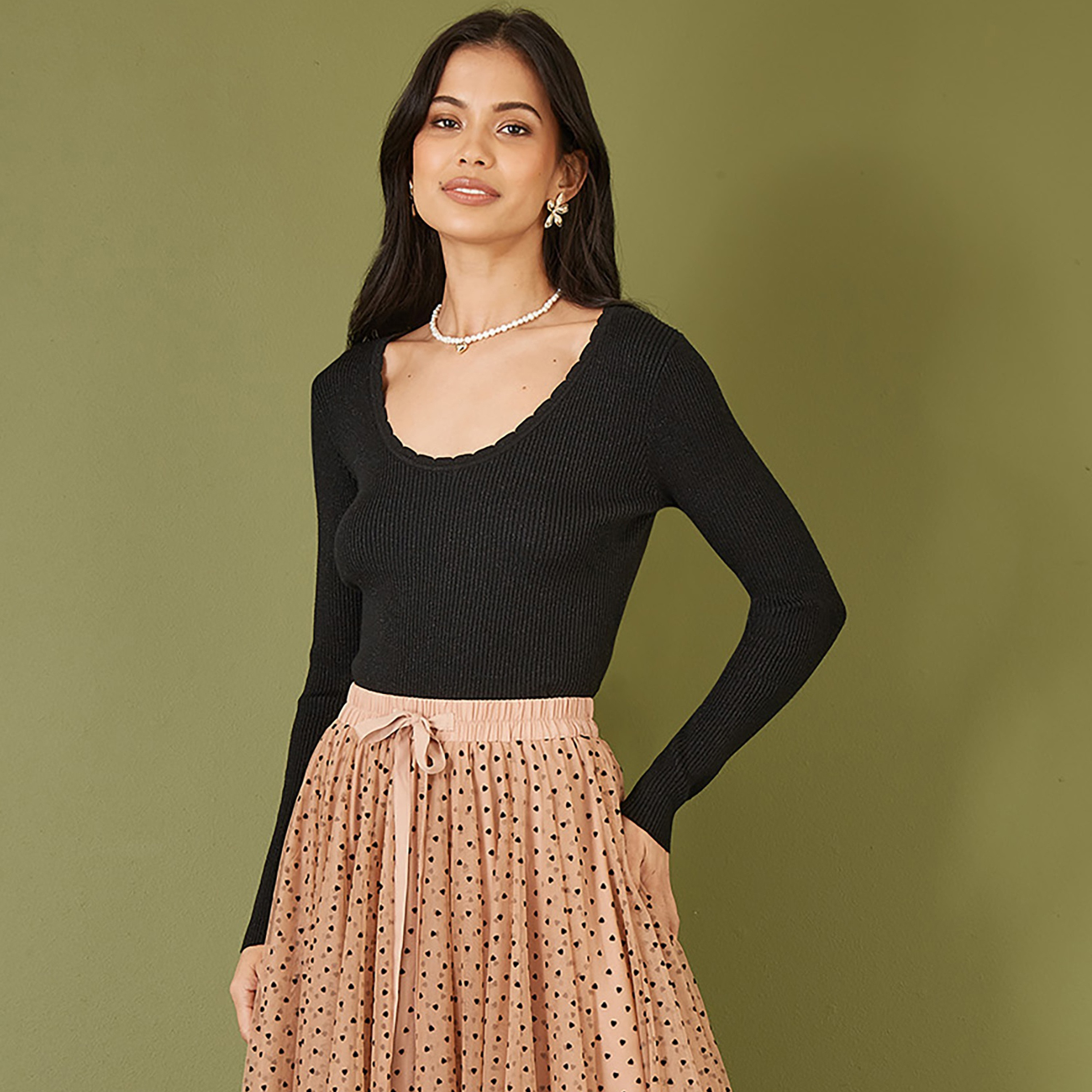 بلوزة النسائية المحبوكة المضلعة باللون الأسود من يامي-women-clothing-shirtsandblouses-blouses-image-1