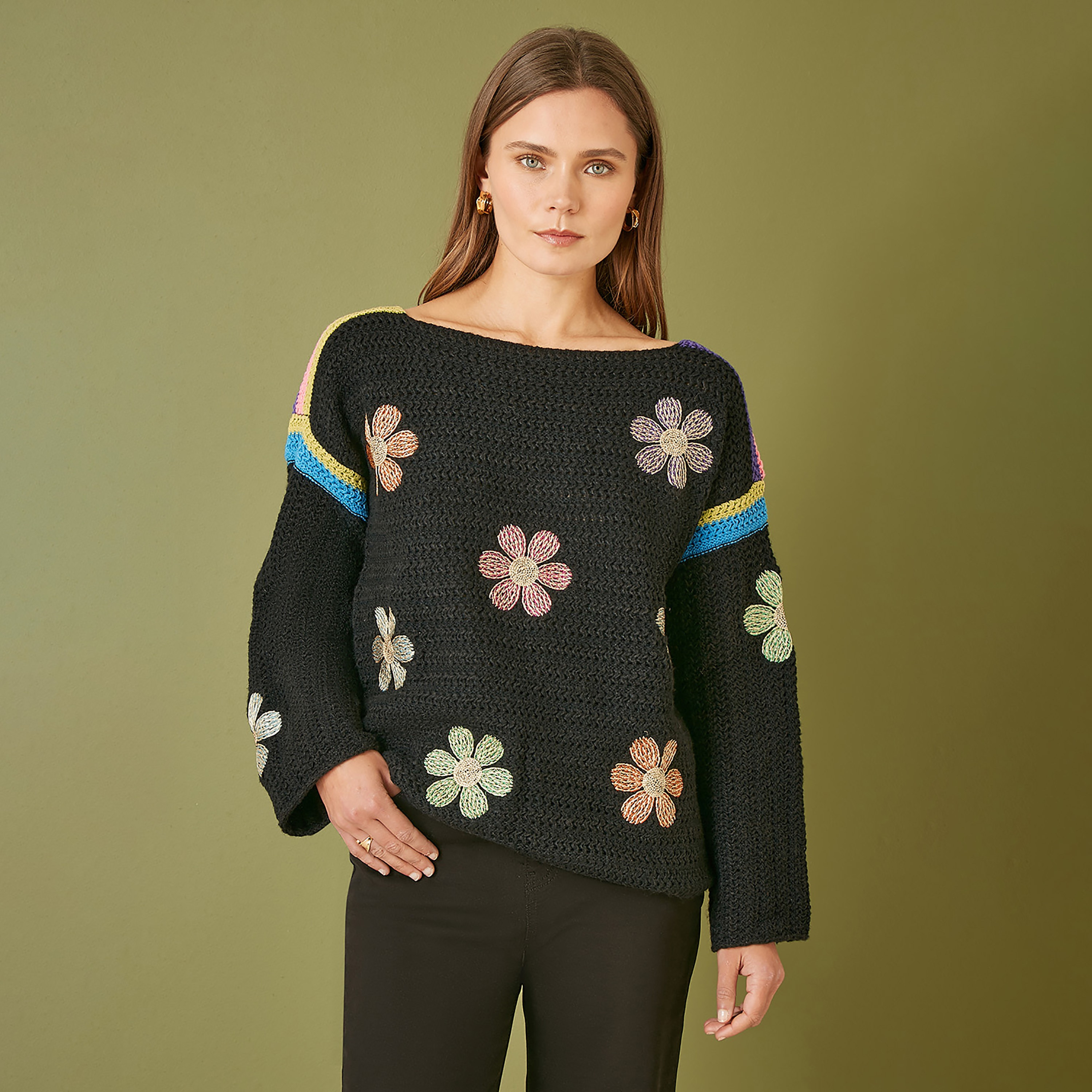 جامبر نسائي باللون الأسود مزين بزهرة كروشيه من يامي-women-winterwear-cardigansandjumpers-jumpers-image-1