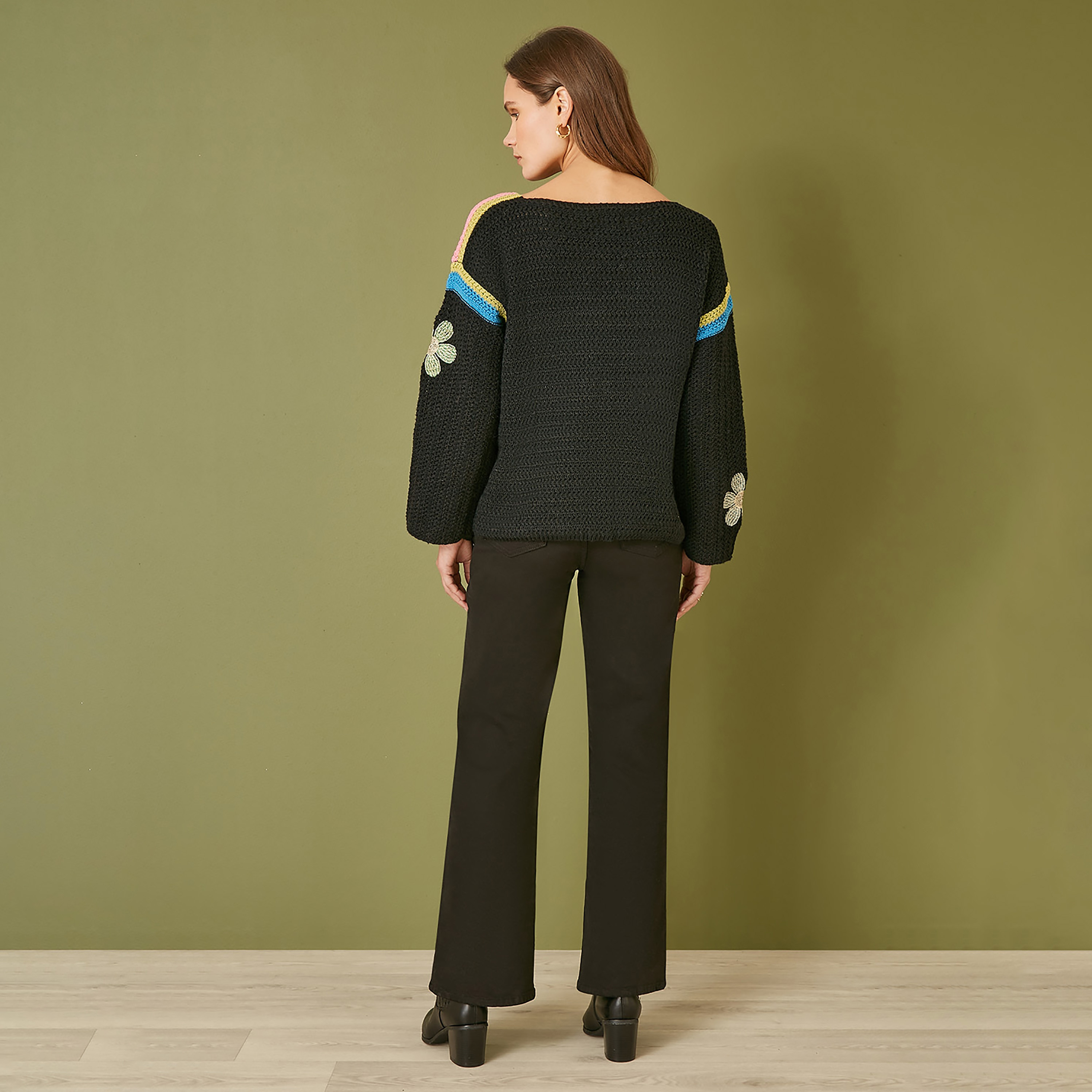 جامبر نسائي باللون الأسود مزين بزهرة كروشيه من يامي-women-winterwear-cardigansandjumpers-jumpers-image-2