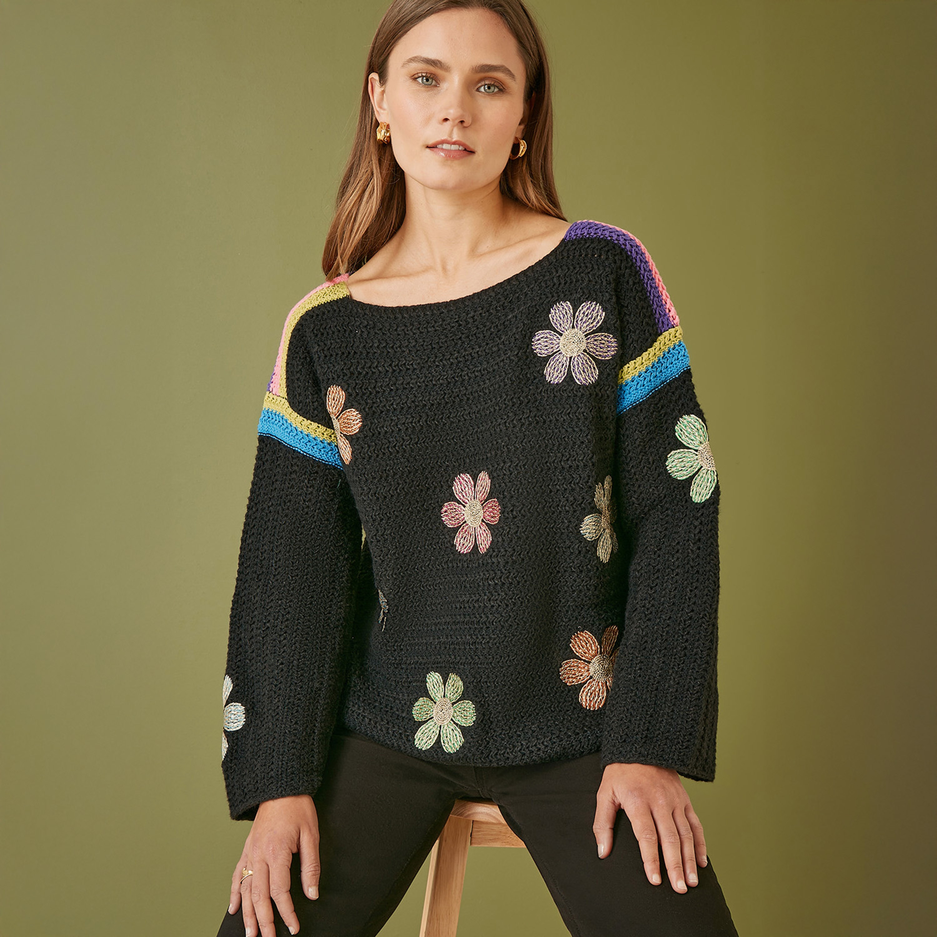 جامبر نسائي باللون الأسود مزين بزهرة كروشيه من يامي-women-winterwear-cardigansandjumpers-jumpers-image-3