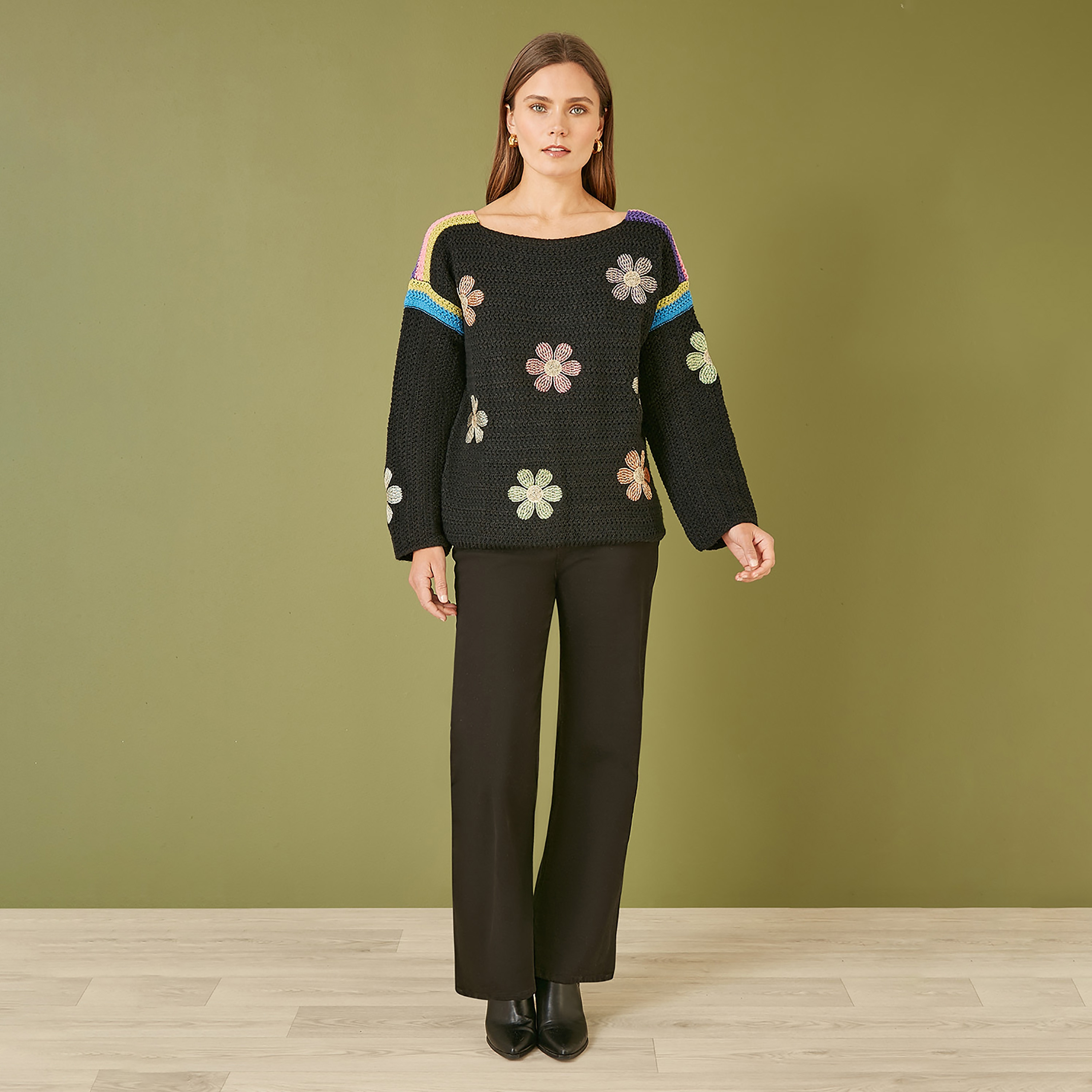 جامبر نسائي باللون الأسود مزين بزهرة كروشيه من يامي-women-winterwear-cardigansandjumpers-jumpers-image-4
