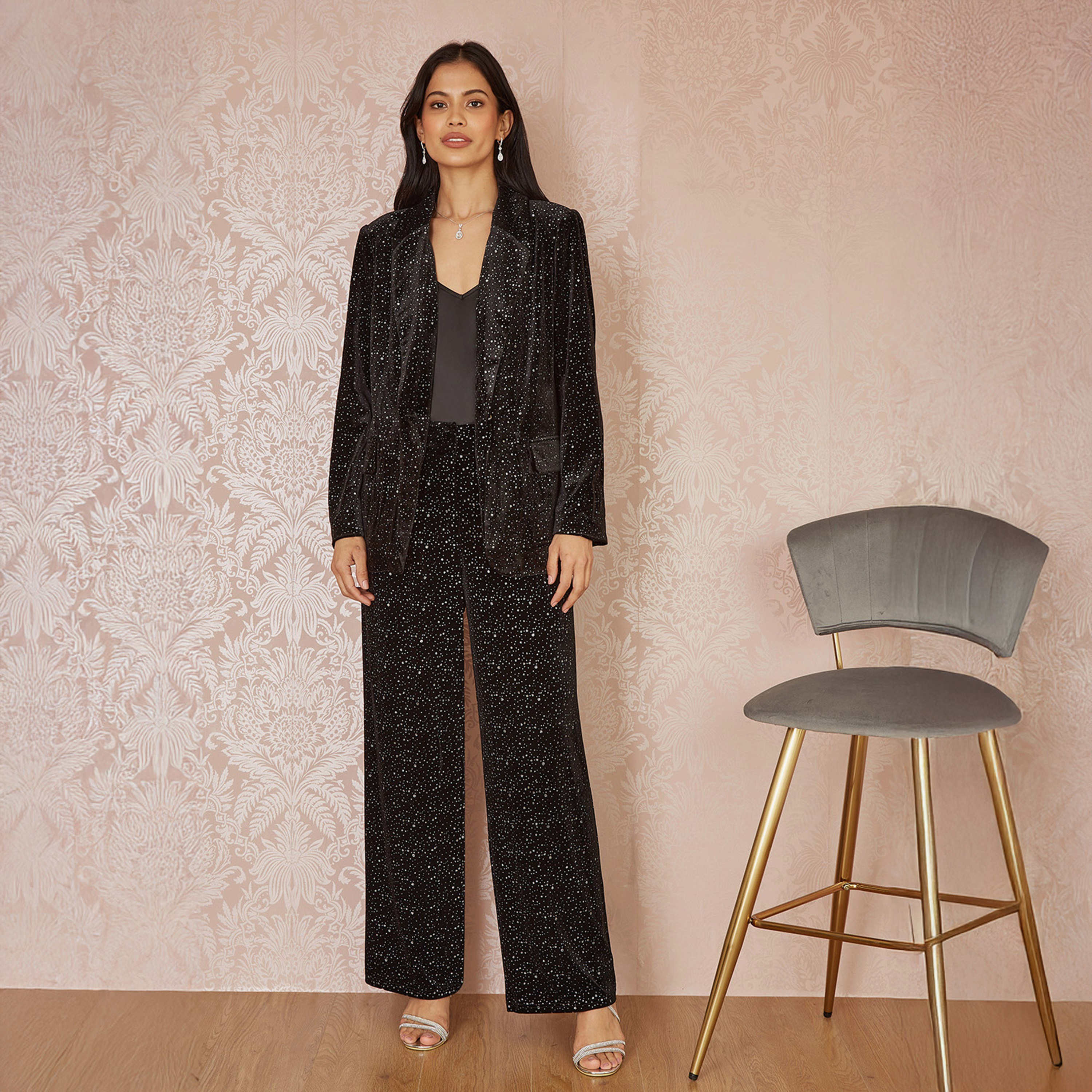 بليزر سهرة نسائية باللون الأسود المخملي بطباعة لامعة من رقائق معدنية وياقة مطوية من يامي-women-clothing-coatsandjackets-blazers-image-2