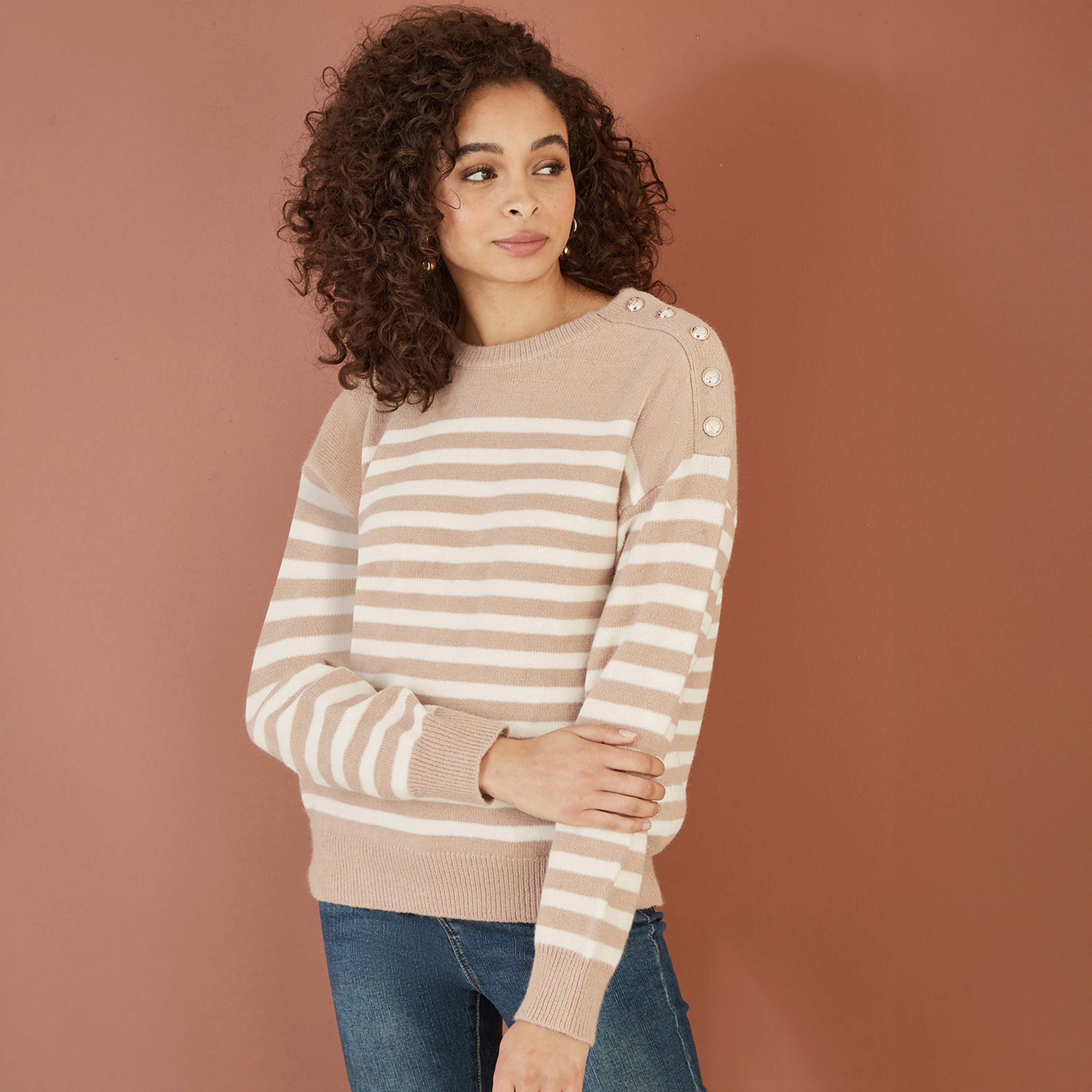 جامبر نسائي مريح محبوك مخطط مع تفاصيل أزرار من يامي-women-winterwear-cardigansandjumpers-jumpers-image-2