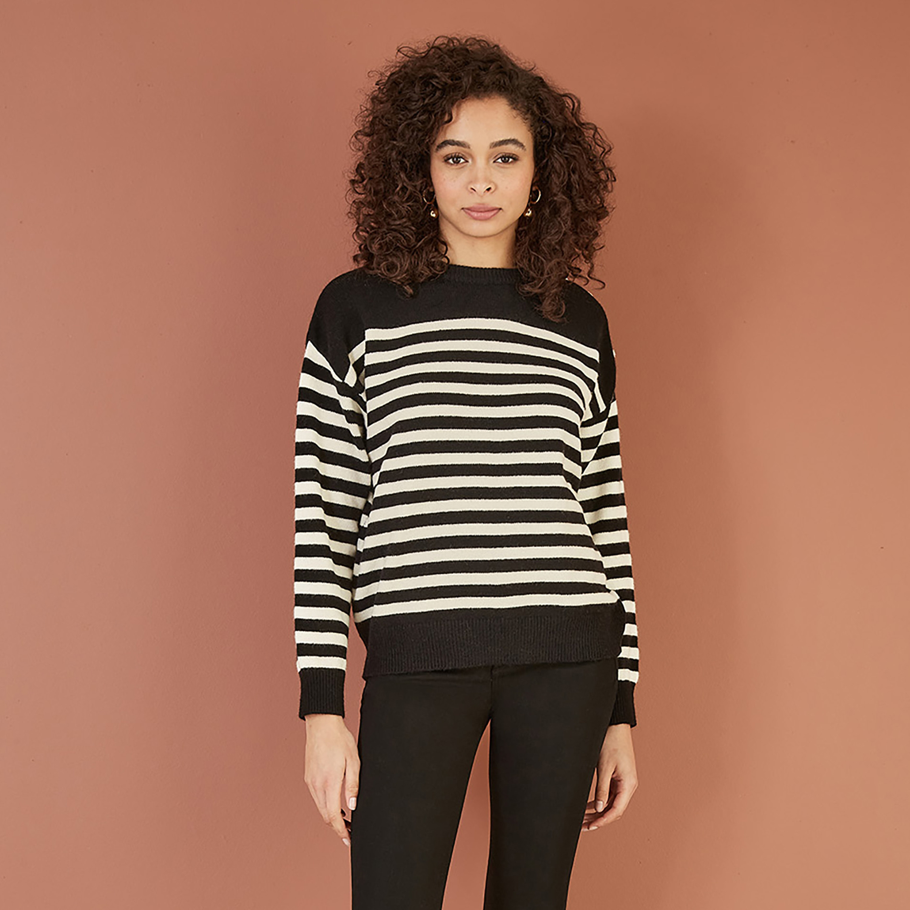 جامبر نسائي مريح محبوك مخطط مع تفاصيل أزرار من يامي-women-winterwear-cardigansandjumpers-jumpers-image-4