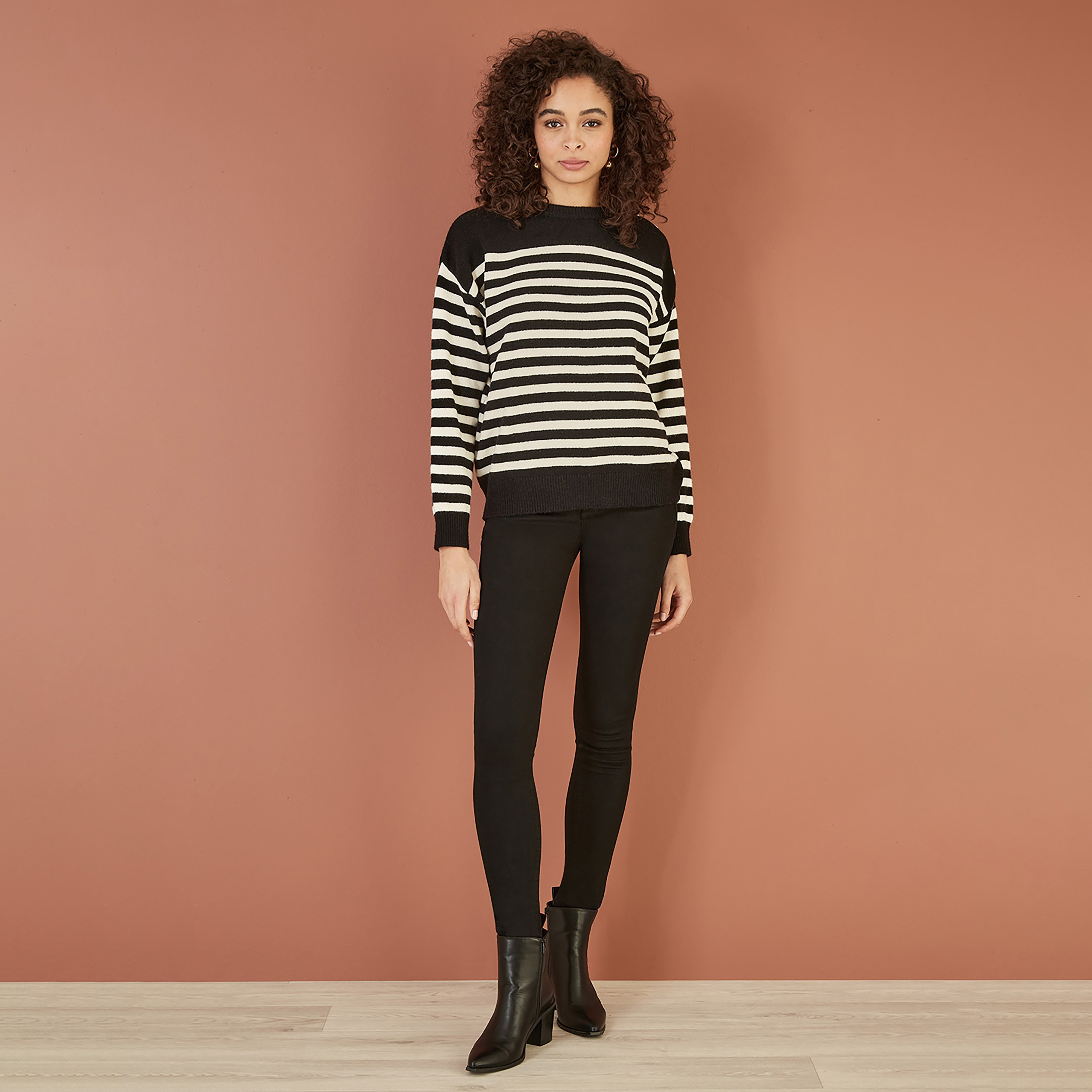 جامبر نسائي مريح محبوك مخطط مع تفاصيل أزرار من يامي-women-winterwear-cardigansandjumpers-jumpers-image-5