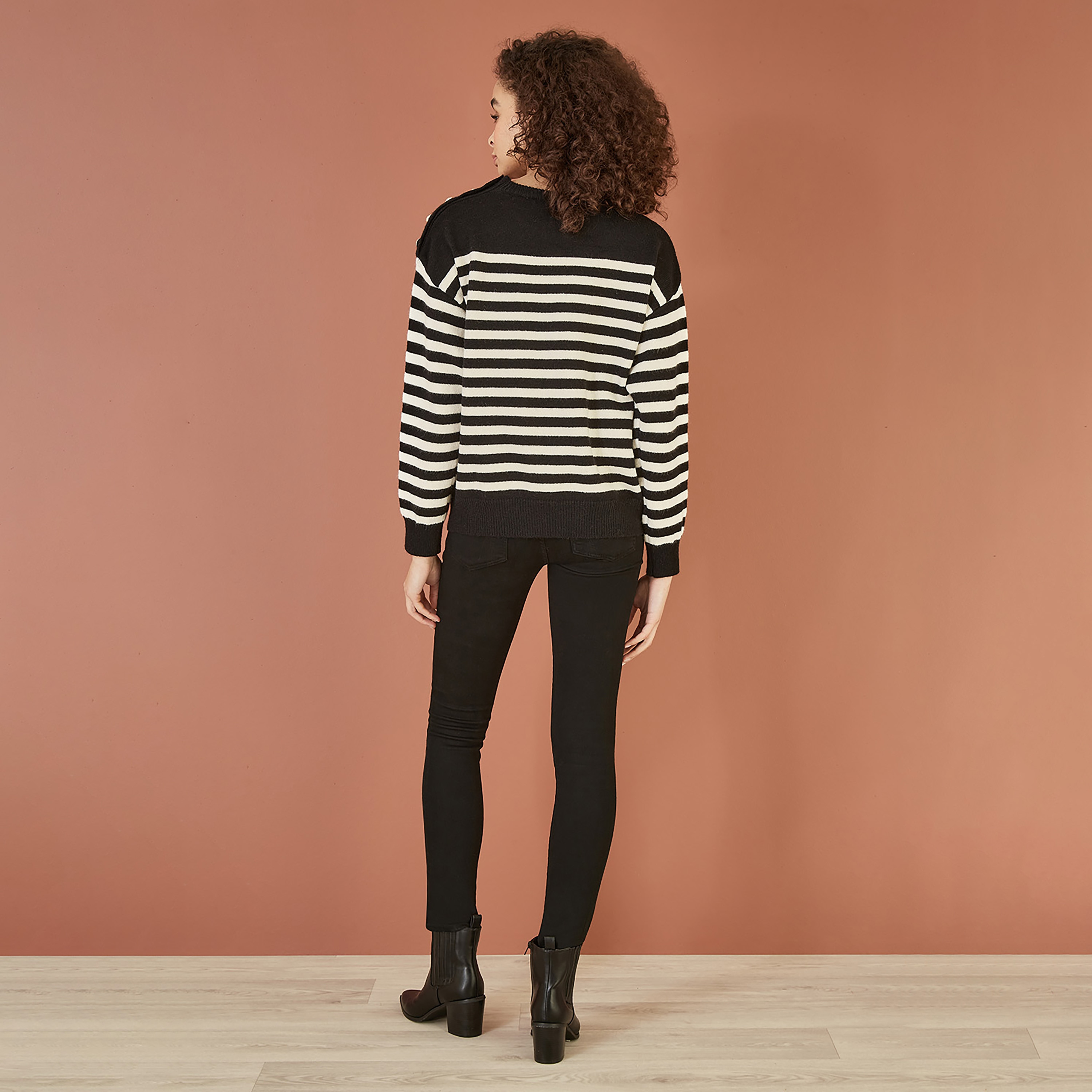 جامبر نسائي مريح محبوك مخطط مع تفاصيل أزرار من يامي-women-winterwear-cardigansandjumpers-jumpers-image-6