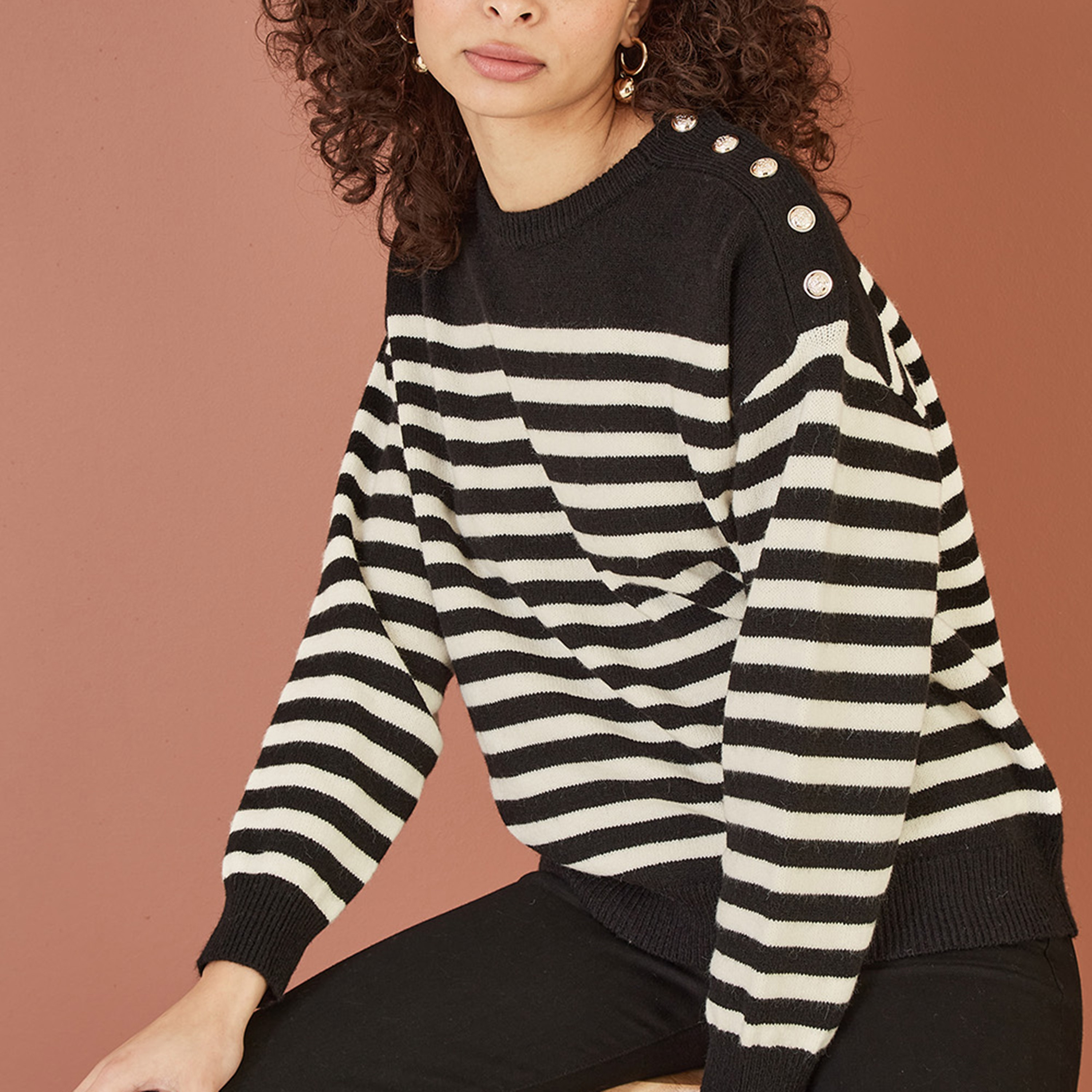 جامبر نسائي مريح محبوك مخطط مع تفاصيل أزرار من يامي-women-winterwear-cardigansandjumpers-jumpers-image-7