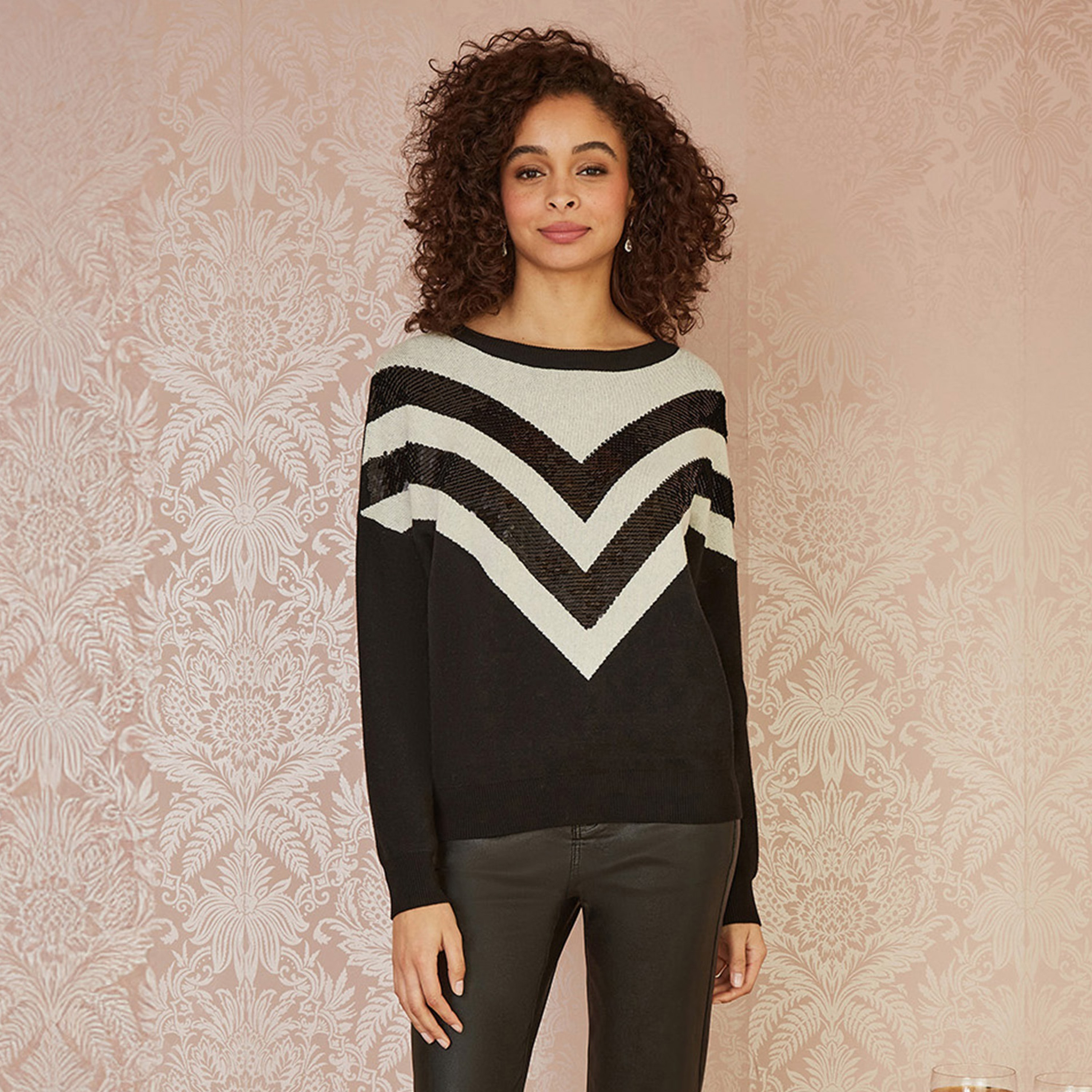 جامبر نسائي فضفاضة محبوك باللون الأسود مع ترتر من يامي-women-winterwear-cardigansandjumpers-jumpers-image-1