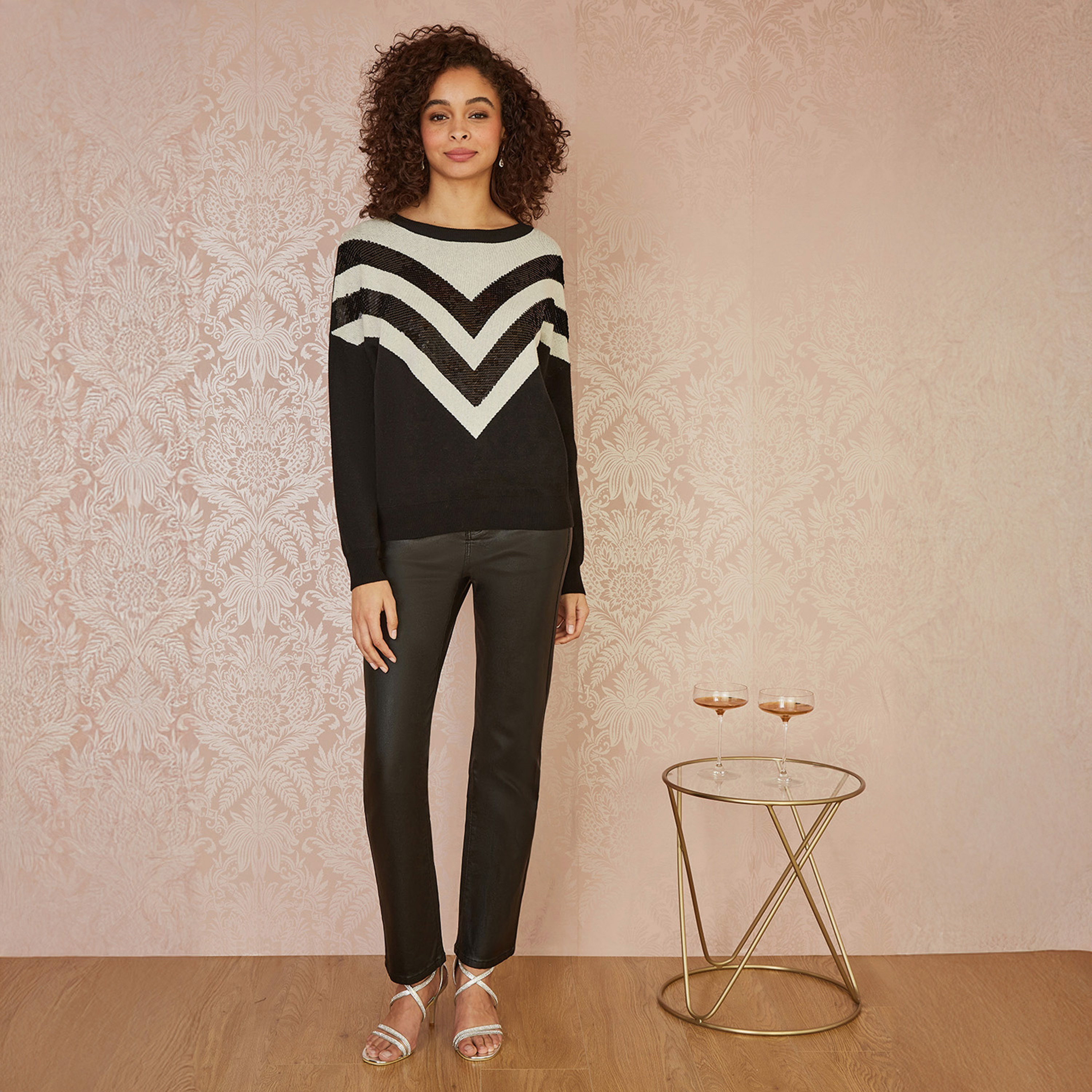 جامبر نسائي فضفاضة محبوك باللون الأسود مع ترتر من يامي-women-winterwear-cardigansandjumpers-jumpers-image-2