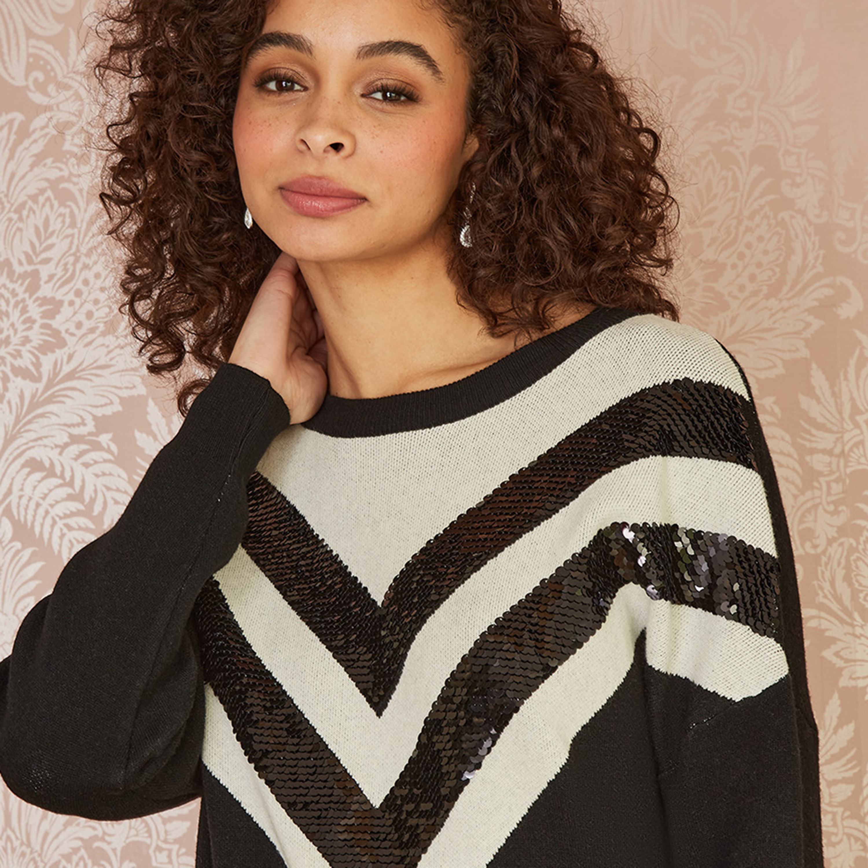 جامبر نسائي فضفاضة محبوك باللون الأسود مع ترتر من يامي-women-winterwear-cardigansandjumpers-jumpers-image-4