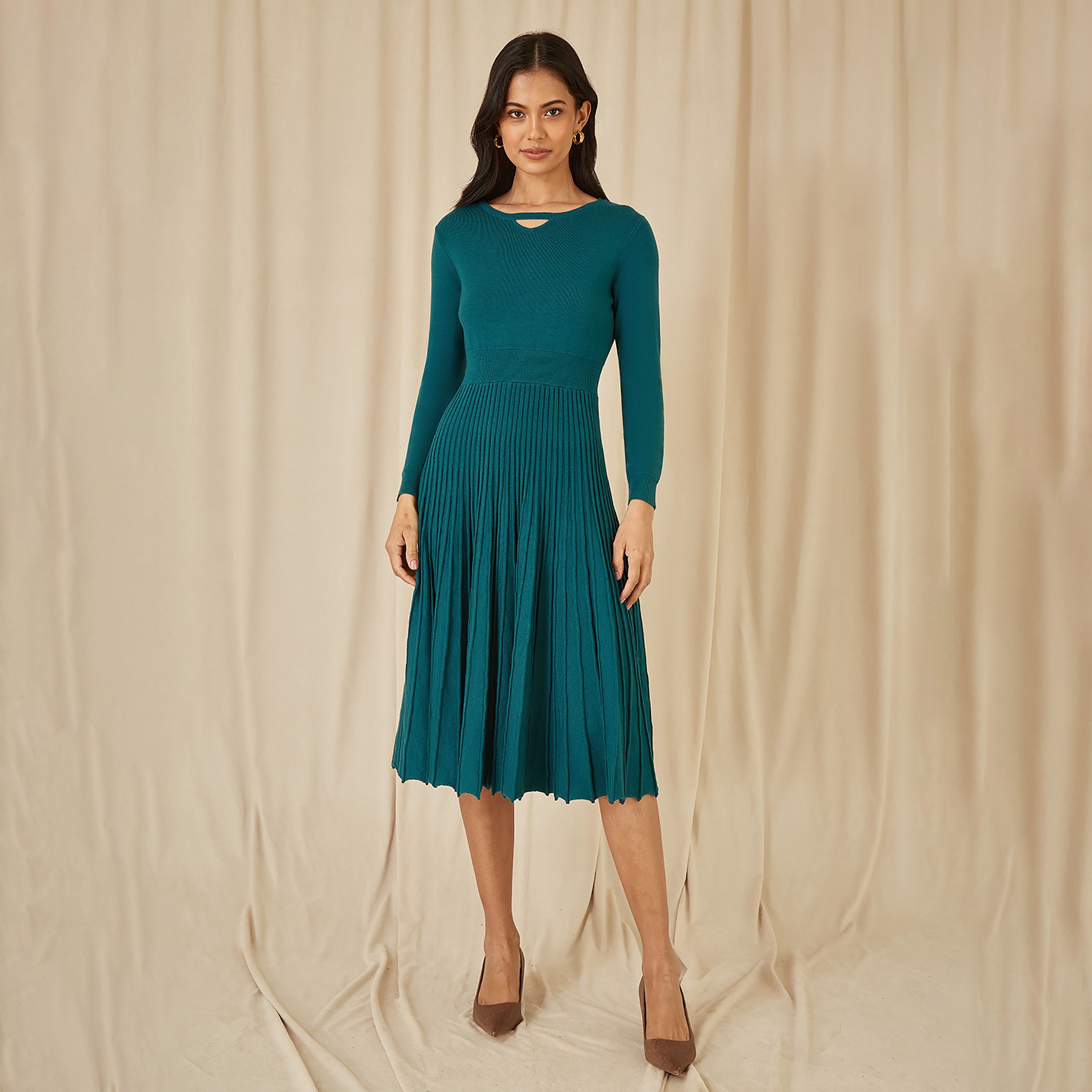 فستان نسائي بطول الركبة بتنورة مطوية محبوكة باللون الأزرق المخضر من يامي-women-clothing-dresses-image-1