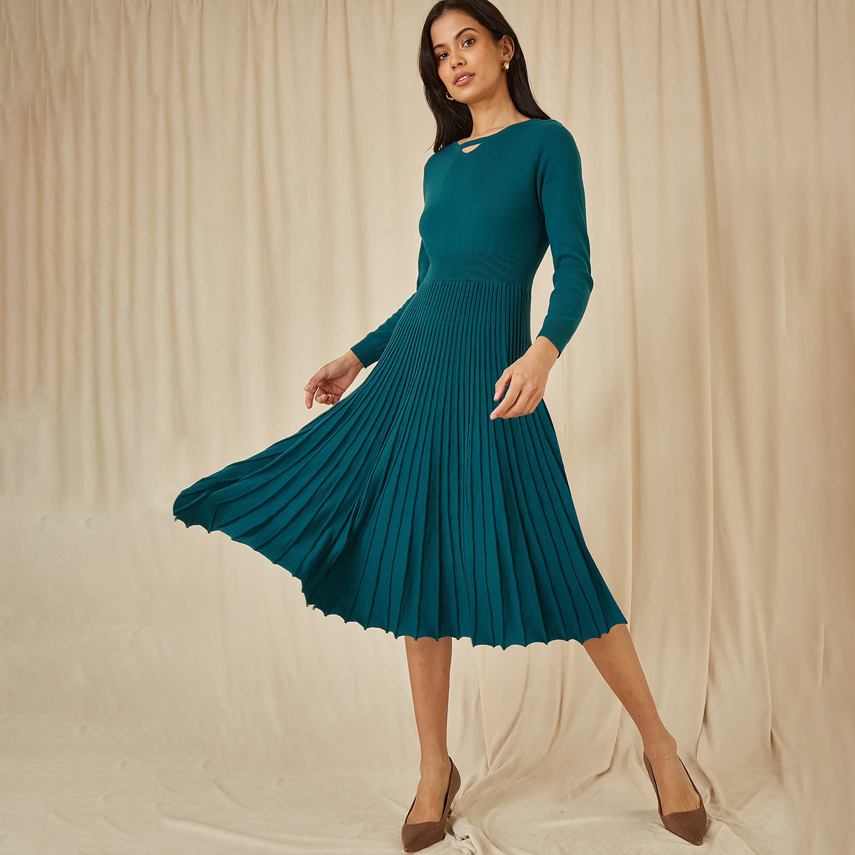 فستان نسائي بطول الركبة بتنورة مطوية محبوكة باللون الأزرق المخضر من يامي-women-clothing-dresses-image-2
