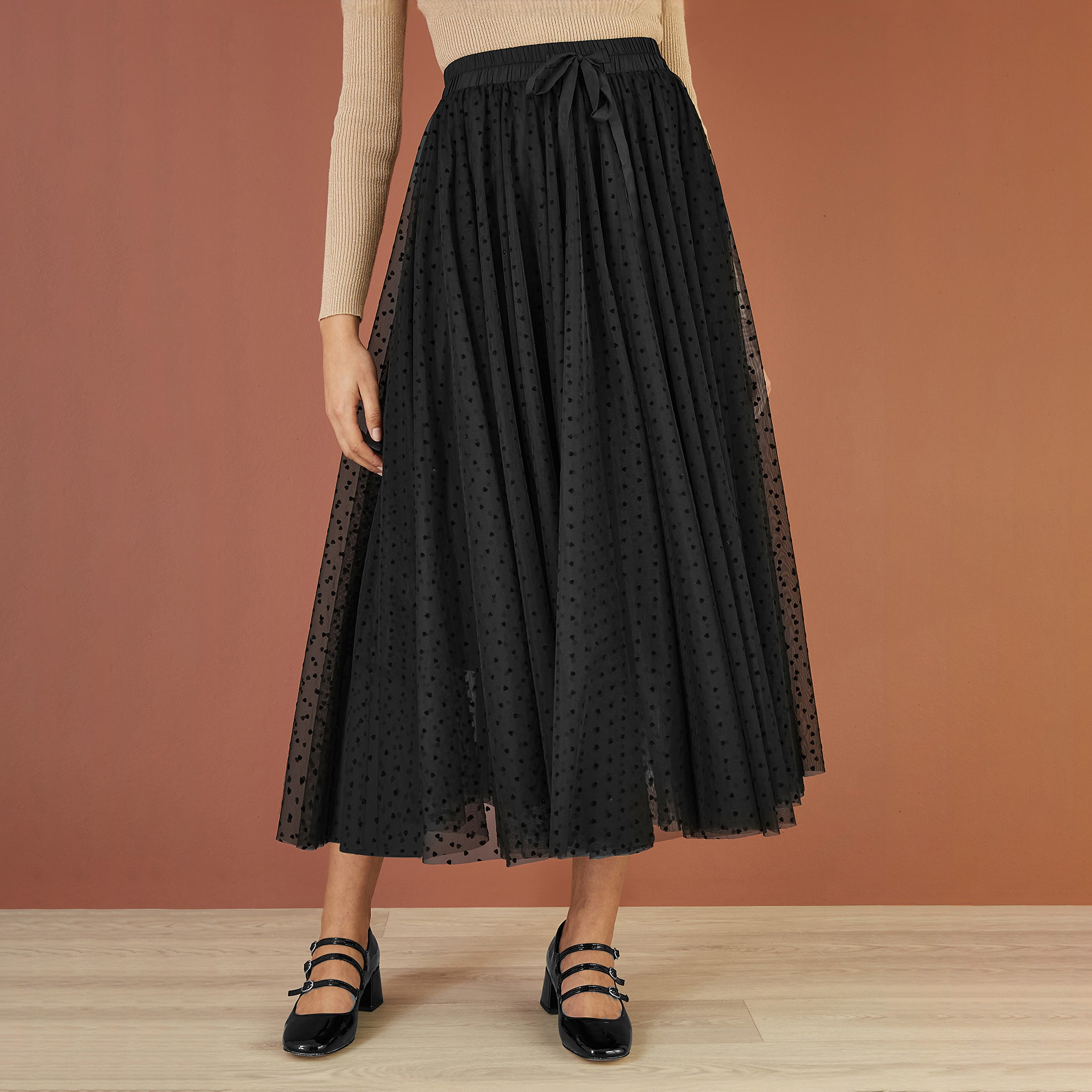 تنورة نسائية متوسطة الطول من قماش التول بطبعة قلب باللون الأسود من يامي-women-clothing-bottoms-skirts-image-1