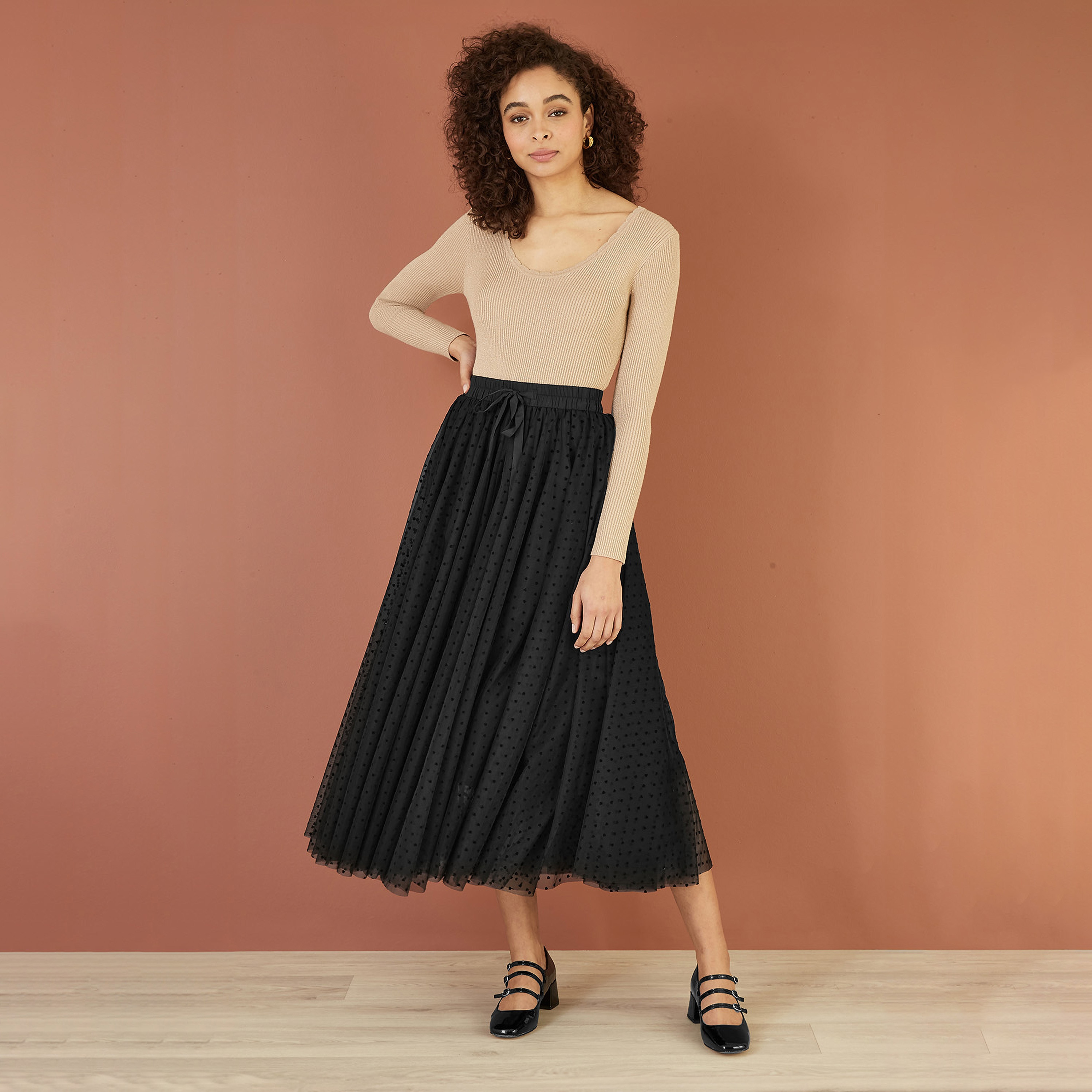 تنورة نسائية متوسطة الطول من قماش التول بطبعة قلب باللون الأسود من يامي-women-clothing-bottoms-skirts-image-2