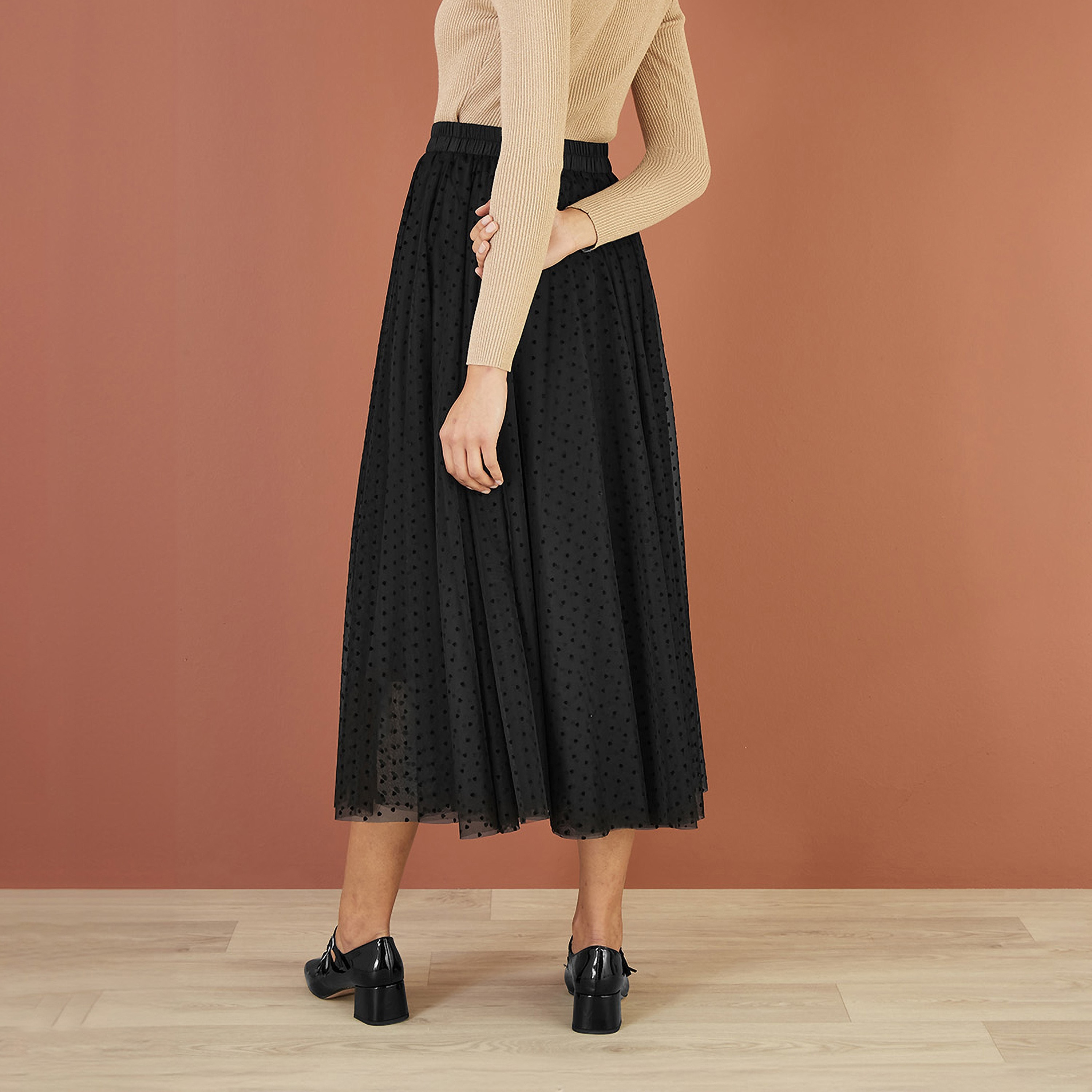 تنورة نسائية متوسطة الطول من قماش التول بطبعة قلب باللون الأسود من يامي-women-clothing-bottoms-skirts-image-3