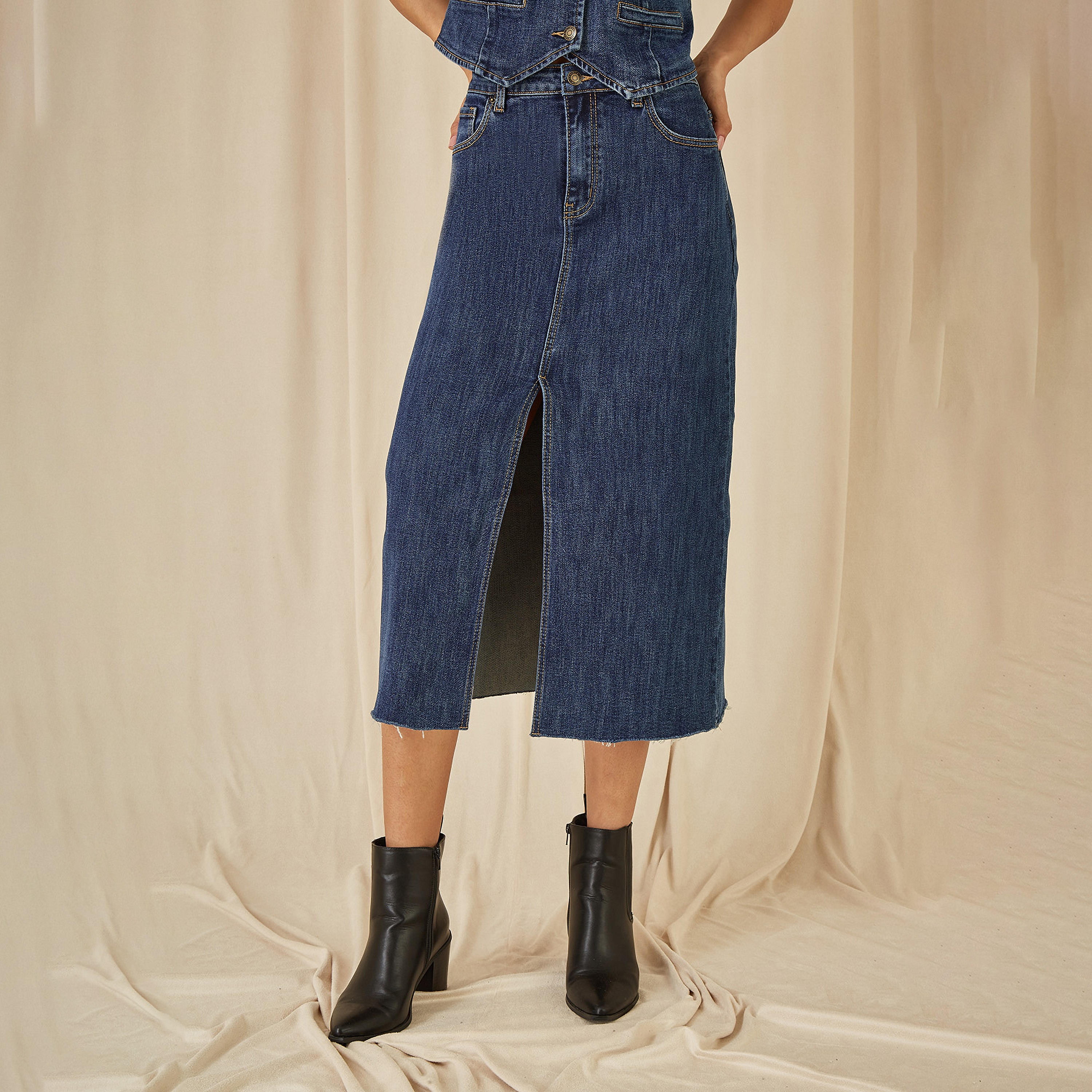 تنورة نسائية متوسطة الطول من قماش الدنيم المرن باللون الأزرق مع شق أمامي من يامي-women-clothing-bottoms-skirts-image-1