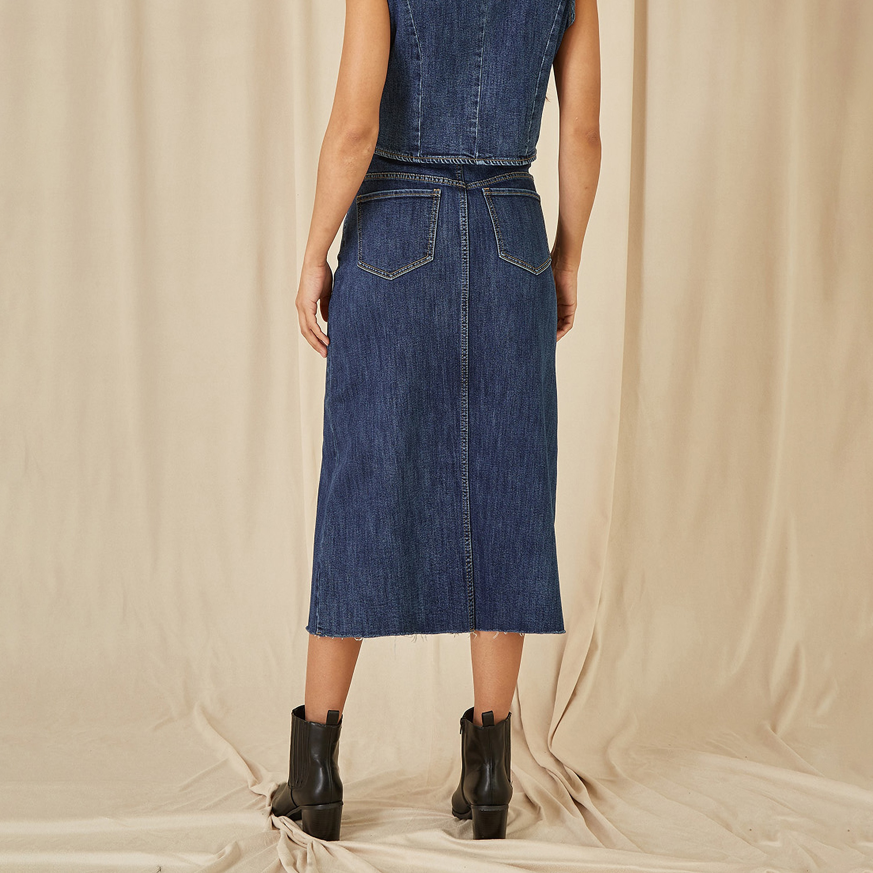تنورة نسائية متوسطة الطول من قماش الدنيم المرن باللون الأزرق مع شق أمامي من يامي-women-clothing-bottoms-skirts-image-3