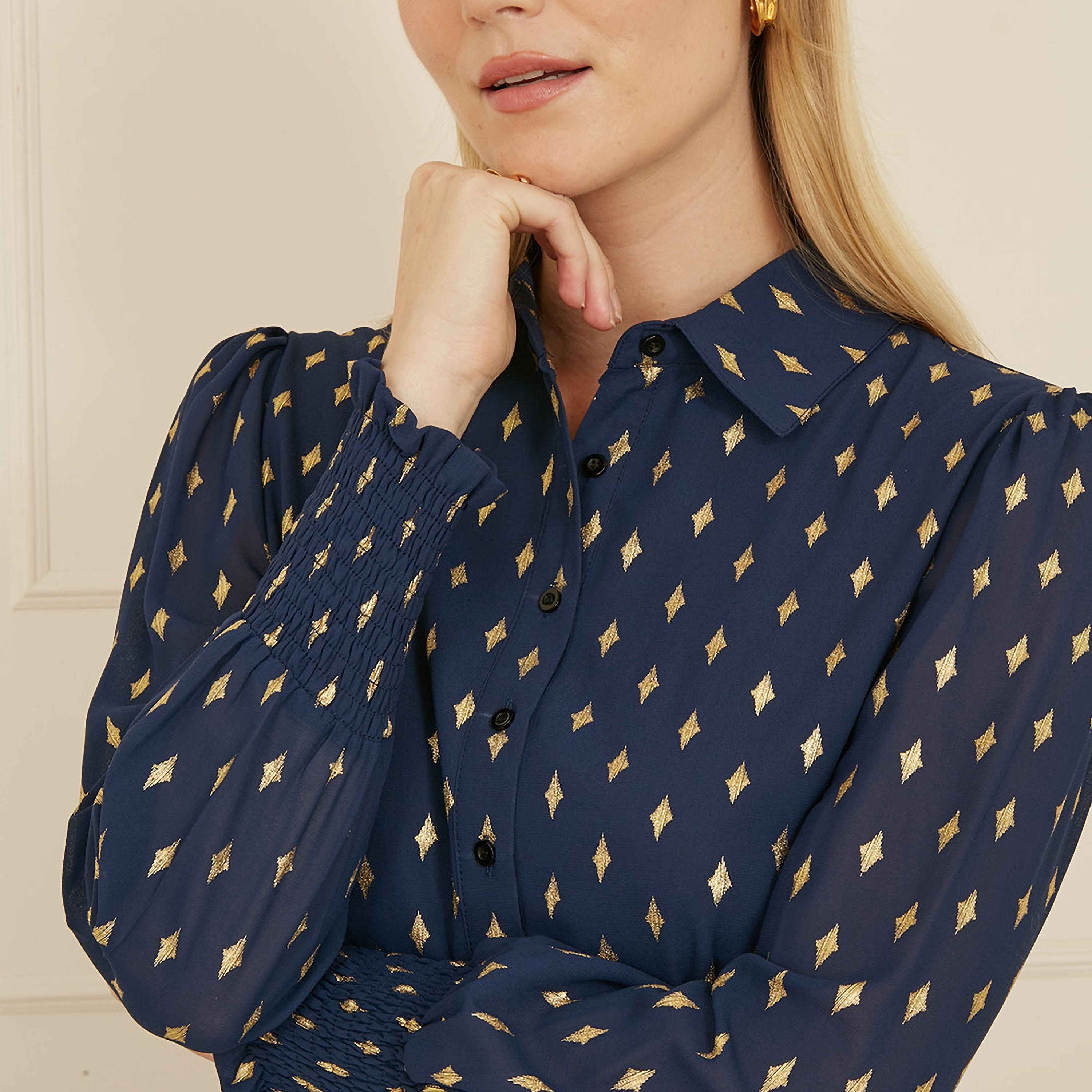 قميص نسائي بطبعة رقائق ألماسية باللون الأزرق الداكن مع أساور مجعدة من يامي-women-clothing-shirtsandblouses-shirts-image-5
