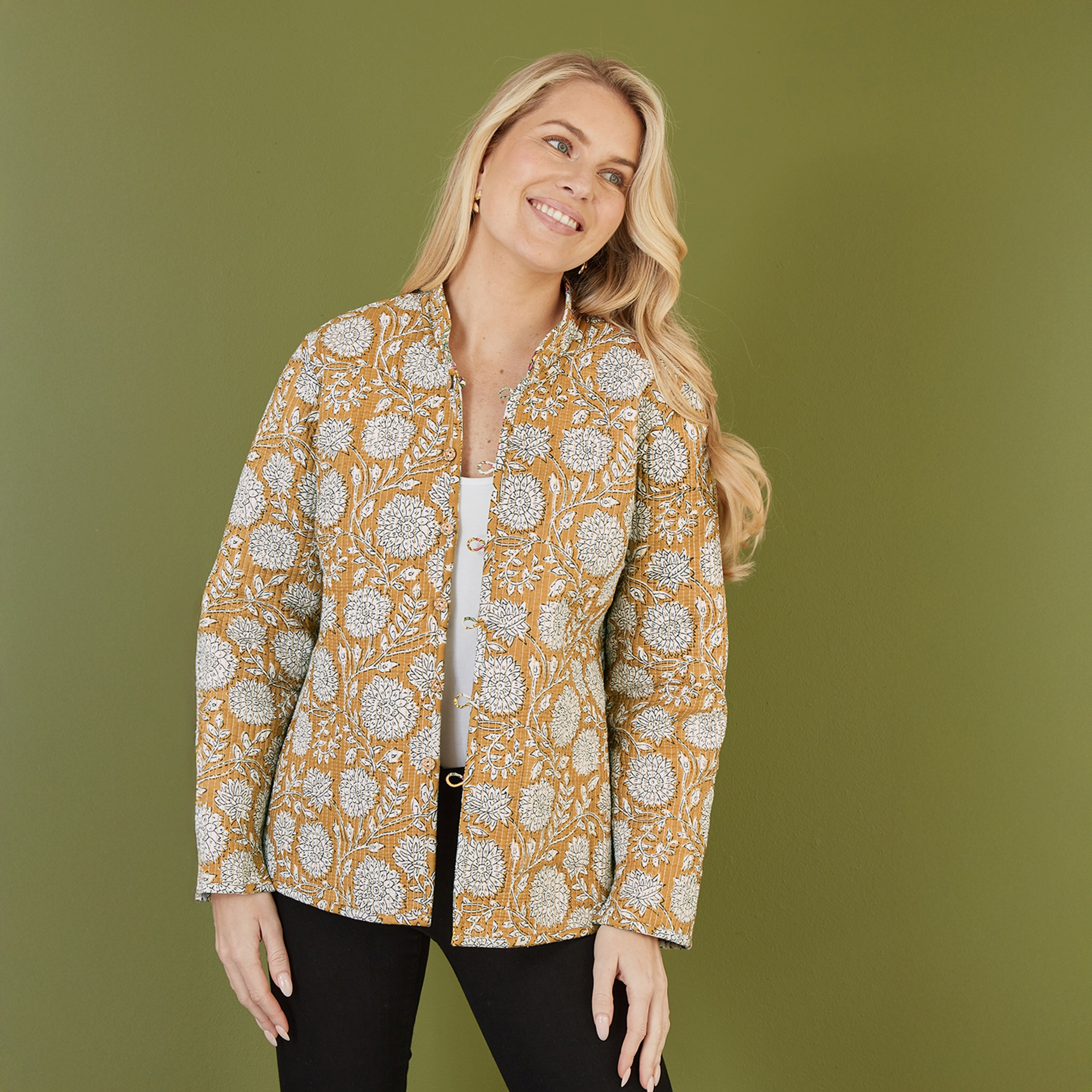 سترة نسائية مبطنة من القطن قابلة للعكس بطبعة زهور صفراء من يامي-women-clothing-coatsandjackets-jackets-image-1