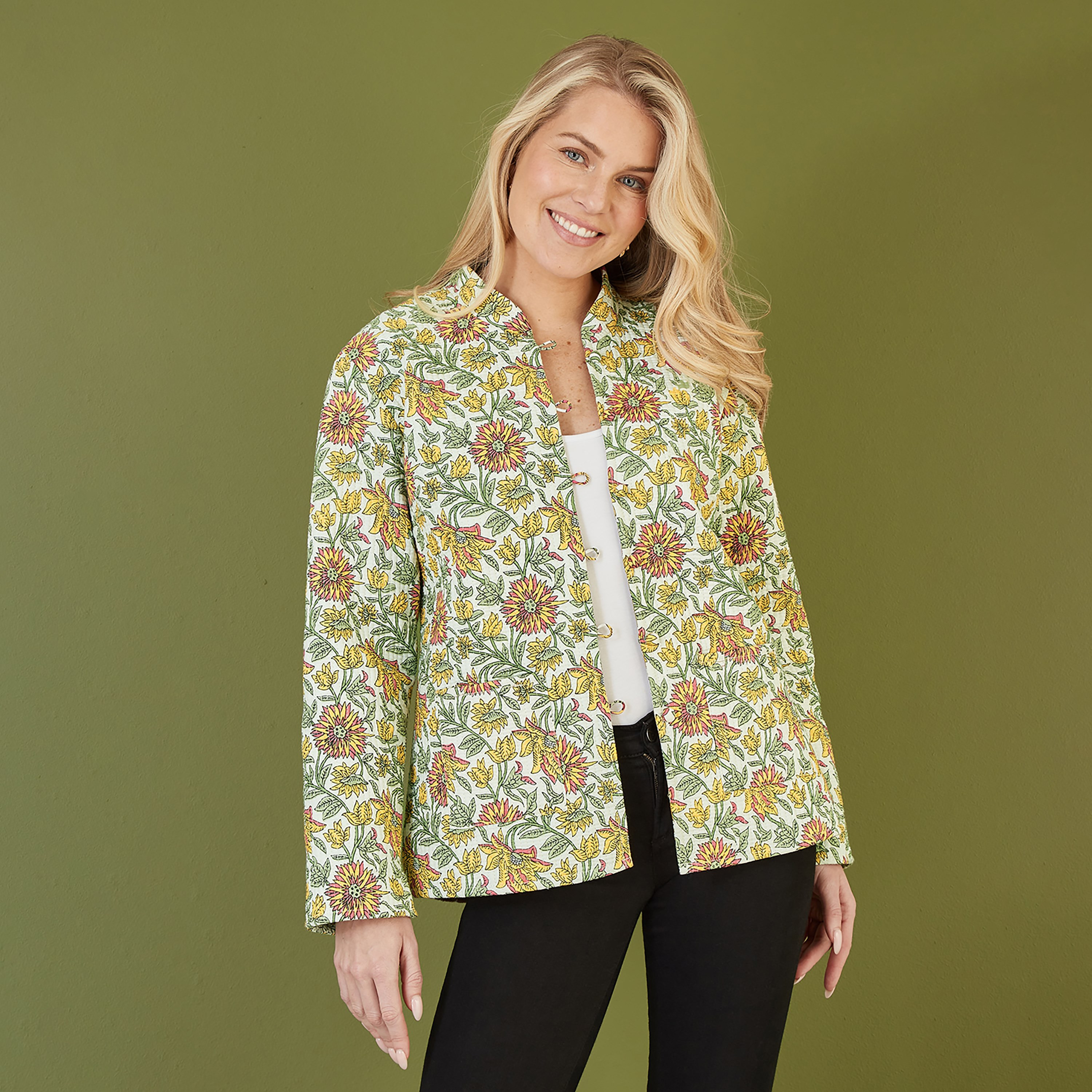 سترة نسائية مبطنة من القطن قابلة للعكس بطبعة زهور صفراء من يامي-women-clothing-coatsandjackets-jackets-image-2