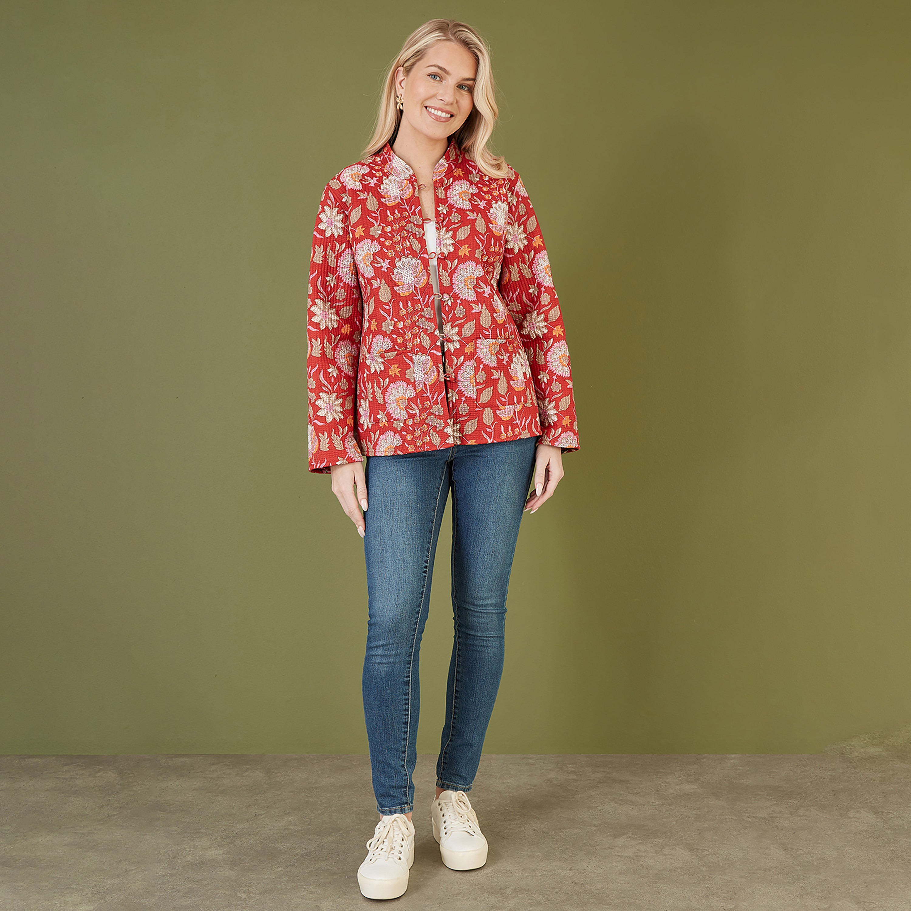 سترة نسائية مبطنة من القطن قابلة للعكس بطبعة زهور حمراء من يامي-women-clothing-coatsandjackets-jackets-image-3