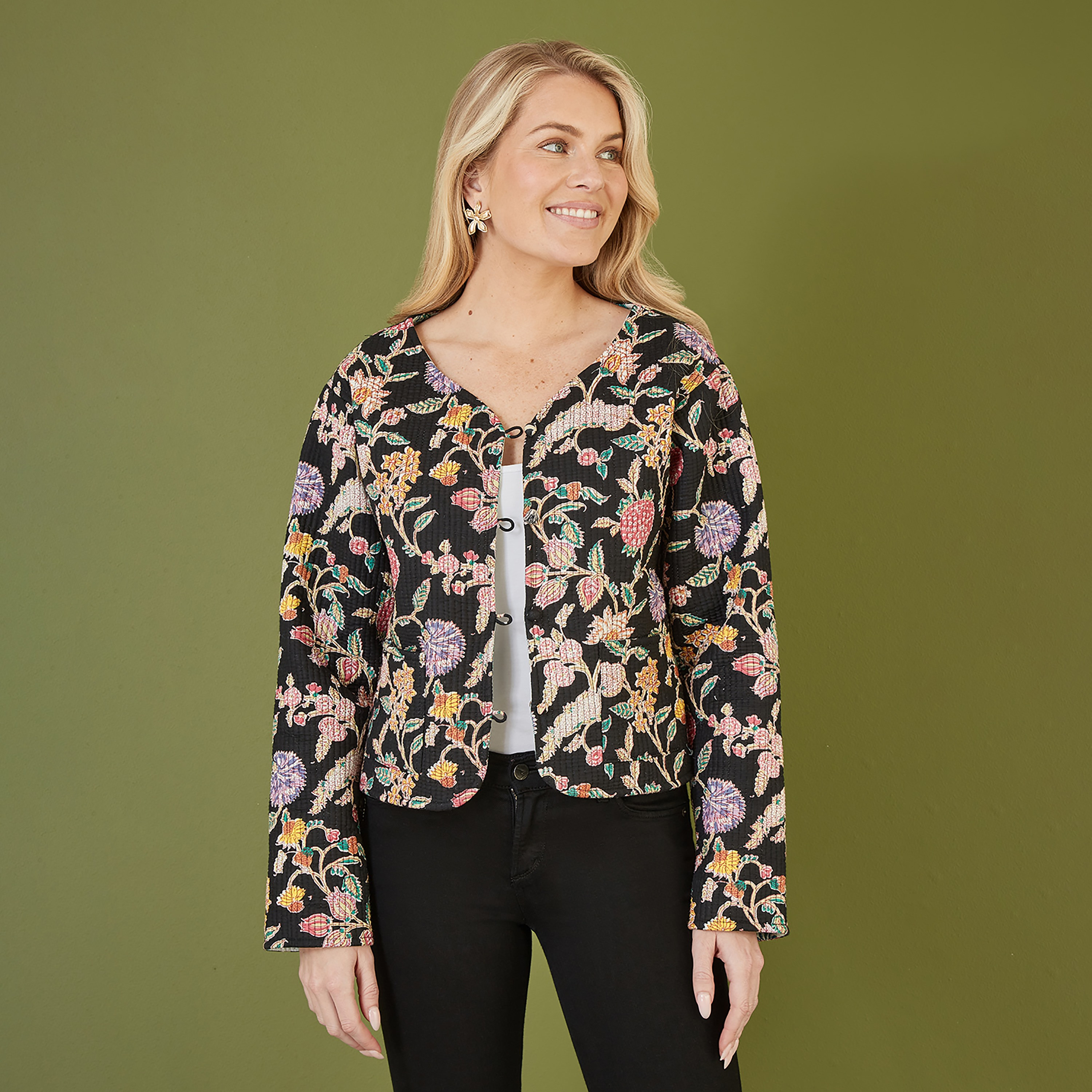 سترة نسائية مقلمة مبطنة من القطن قابلة للعكس بطبعة زهور باللون الأسود من يامي-women-clothing-coatsandjackets-jackets-image-1