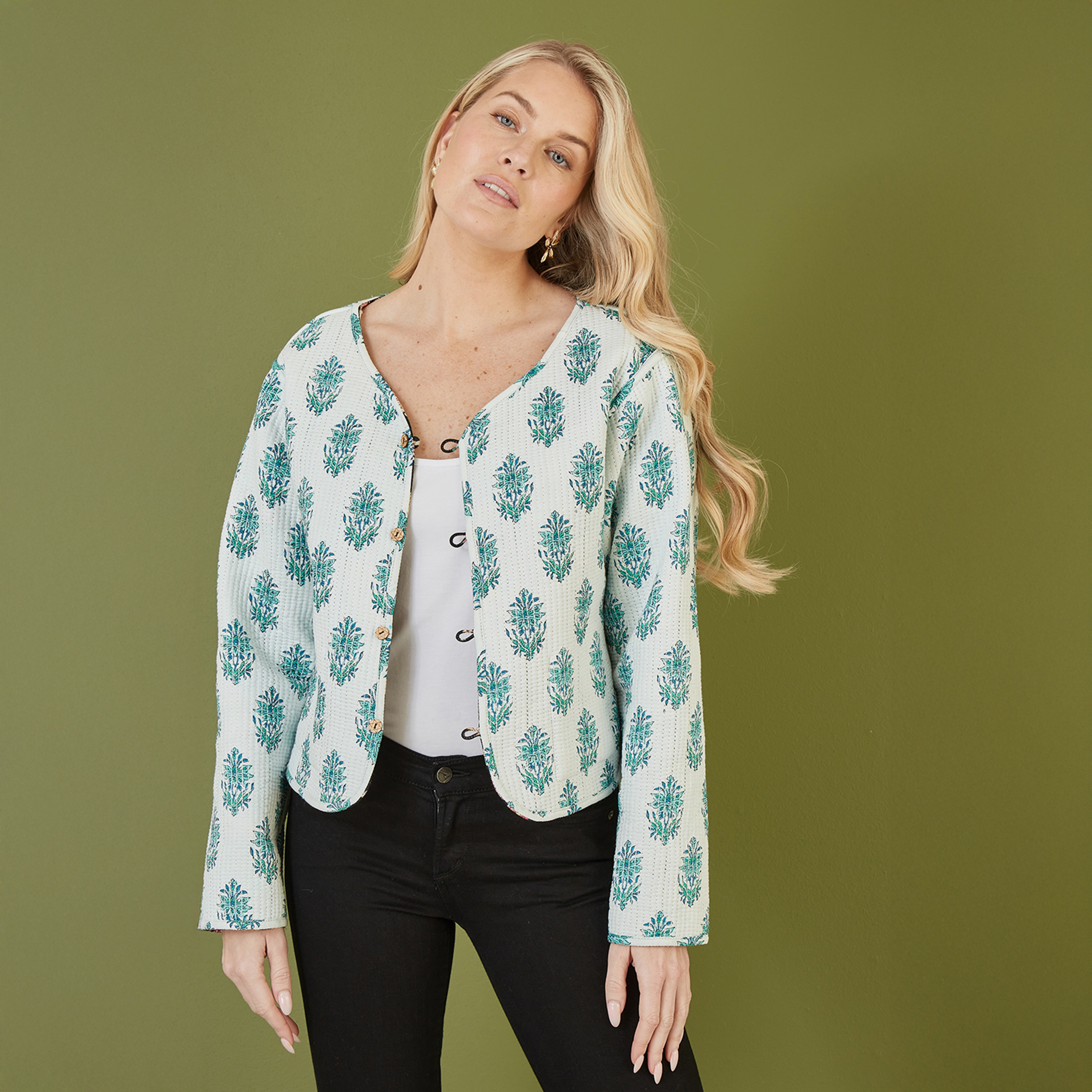 سترة نسائية مقلمة مبطنة من القطن قابلة للعكس بطبعة زهور باللون الأسود من يامي-women-clothing-coatsandjackets-jackets-image-2