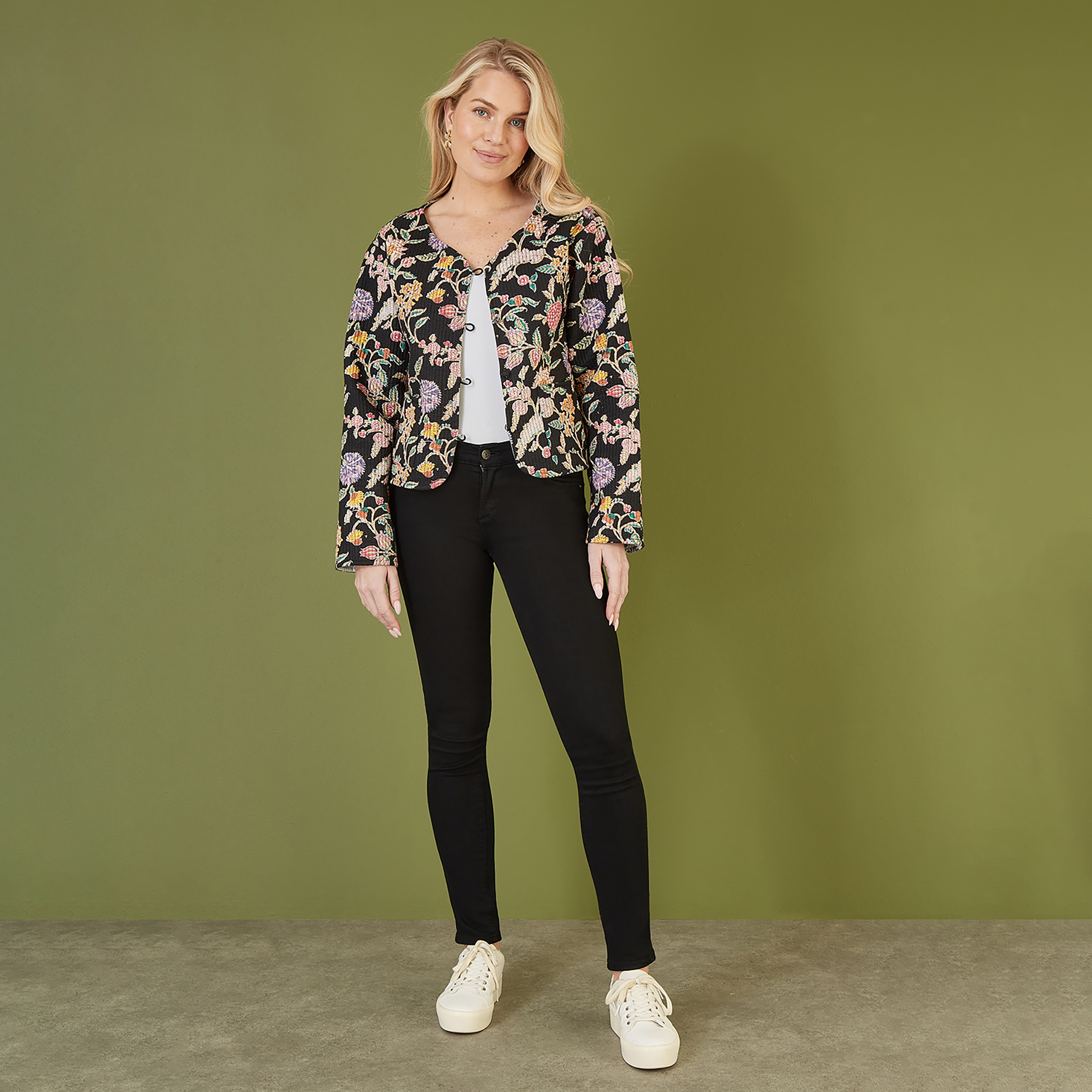 سترة نسائية مقلمة مبطنة من القطن قابلة للعكس بطبعة زهور باللون الأسود من يامي-women-clothing-coatsandjackets-jackets-image-4