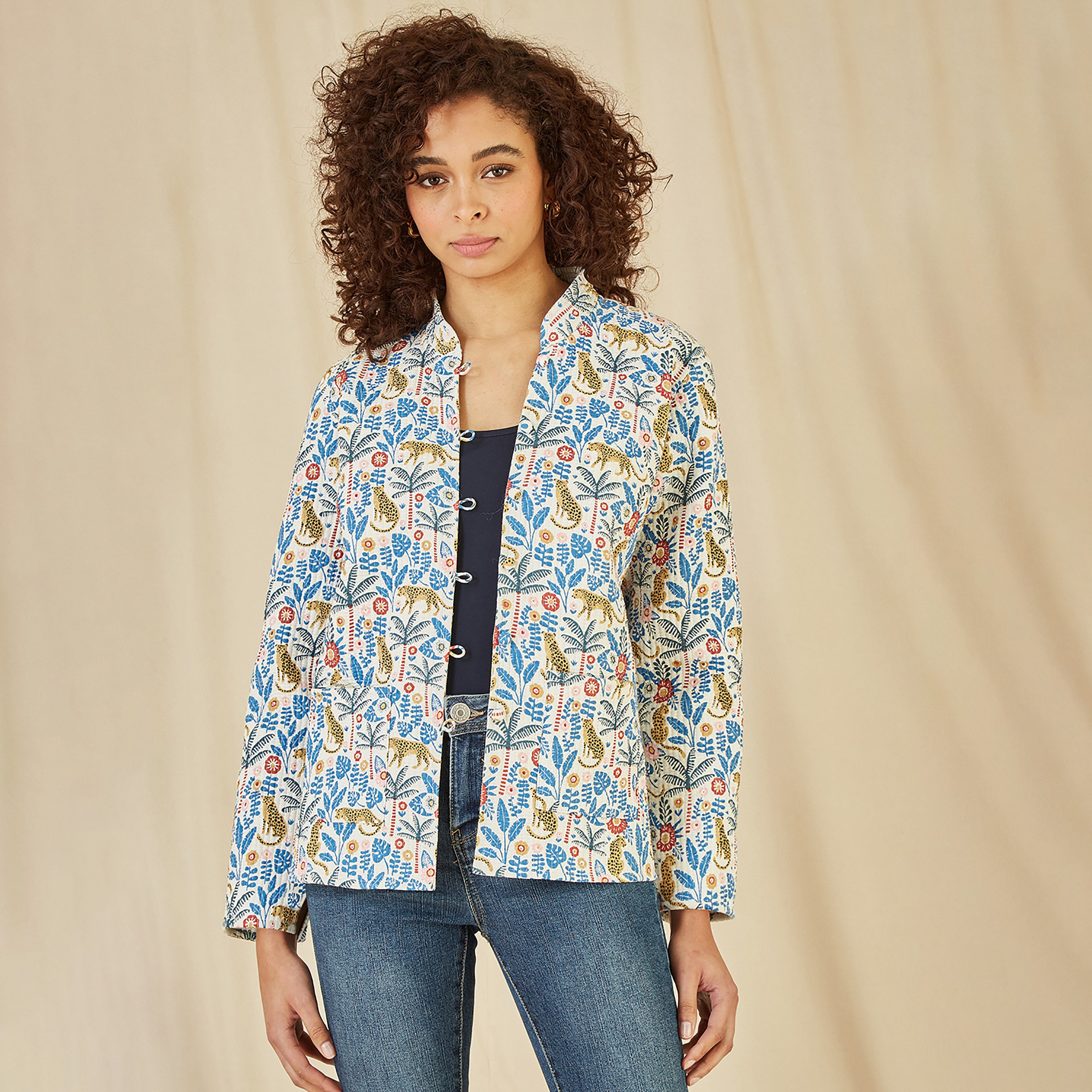 سترة نسائية مقلمة مبطنة من القطن قابلة للعكس بطبعة جلد النمر باللون الأبيض من يامي-women-clothing-coatsandjackets-jackets-image-2