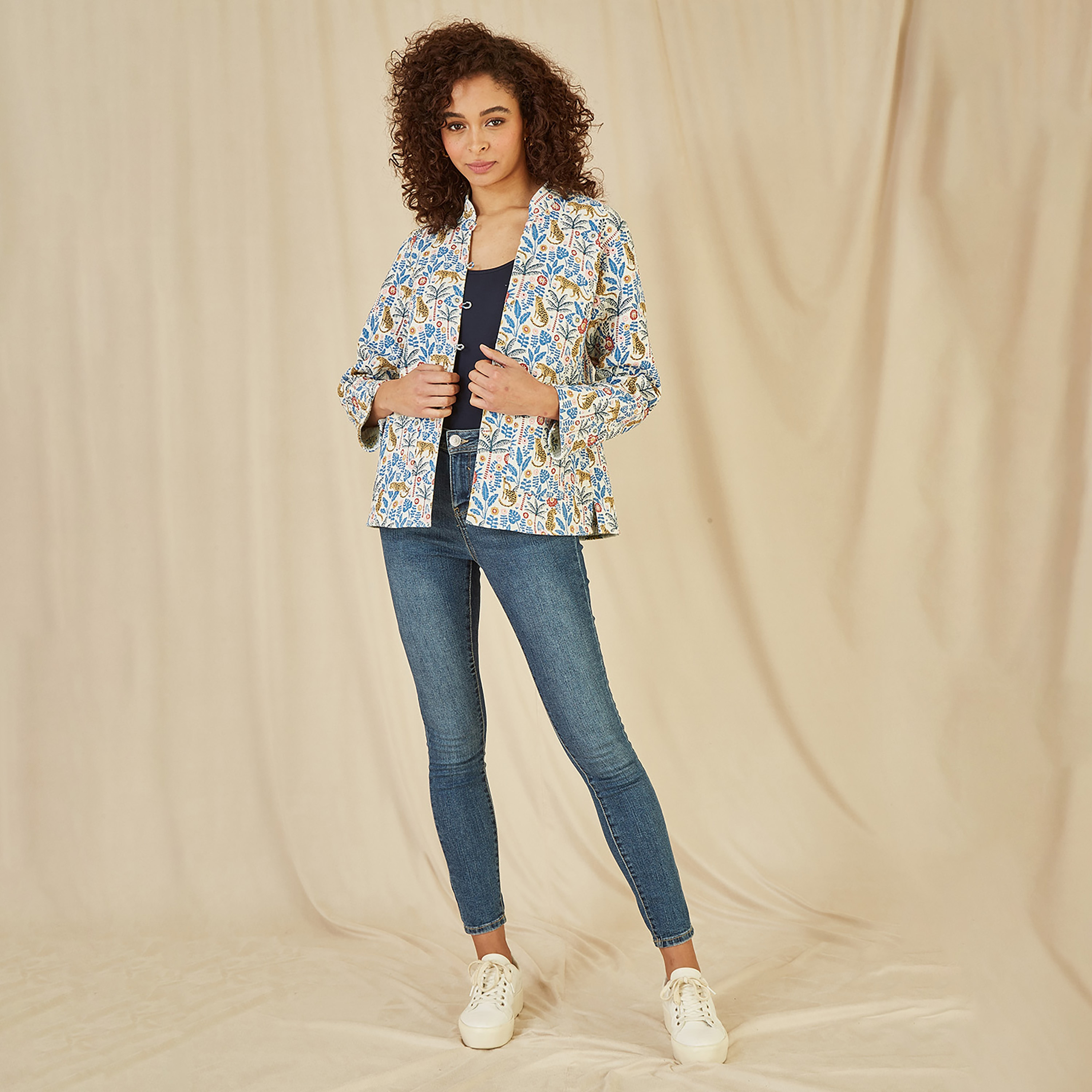 سترة نسائية مقلمة مبطنة من القطن قابلة للعكس بطبعة جلد النمر باللون الأبيض من يامي-women-clothing-coatsandjackets-jackets-image-3