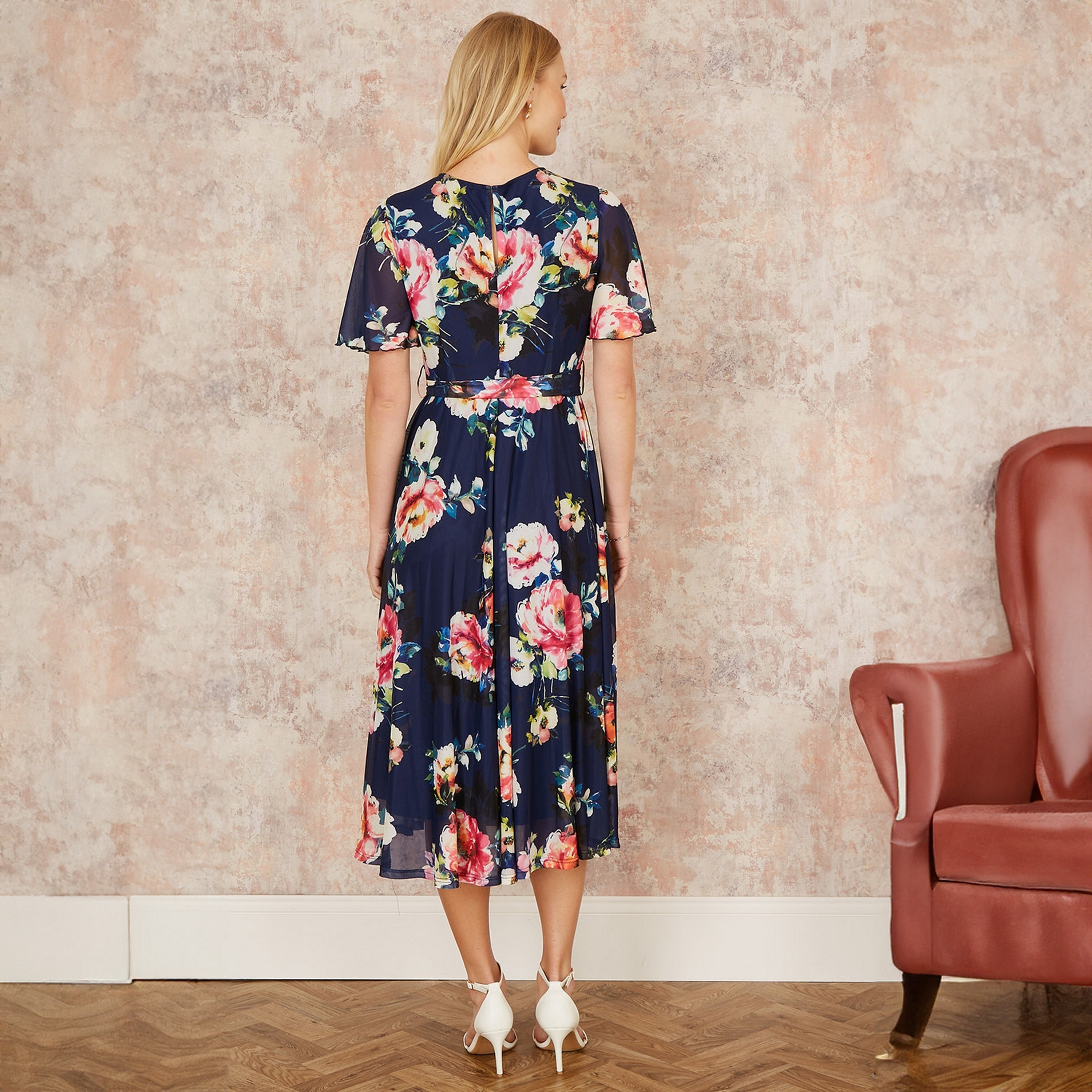 فستان نسائي متوسط ​​الطول بأكمام زاوية من Yumi-women-clothing-dresses-image-3