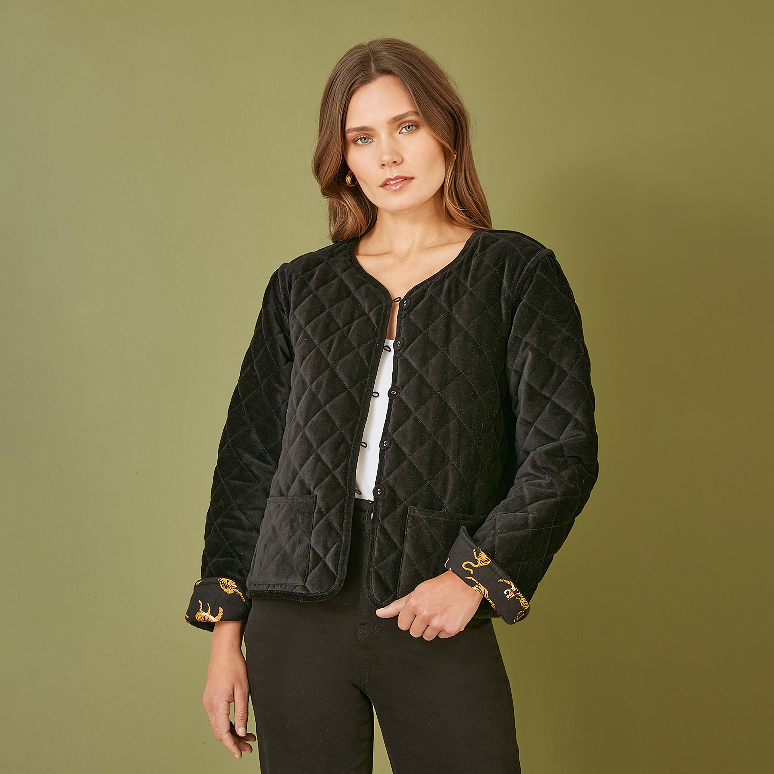 سترة نسائية مبطنة باللون الأسود من المخمل مع بطانة من جلد النمر قابلة للعكس من يامي-women-clothing-coatsandjackets-jackets-image-1