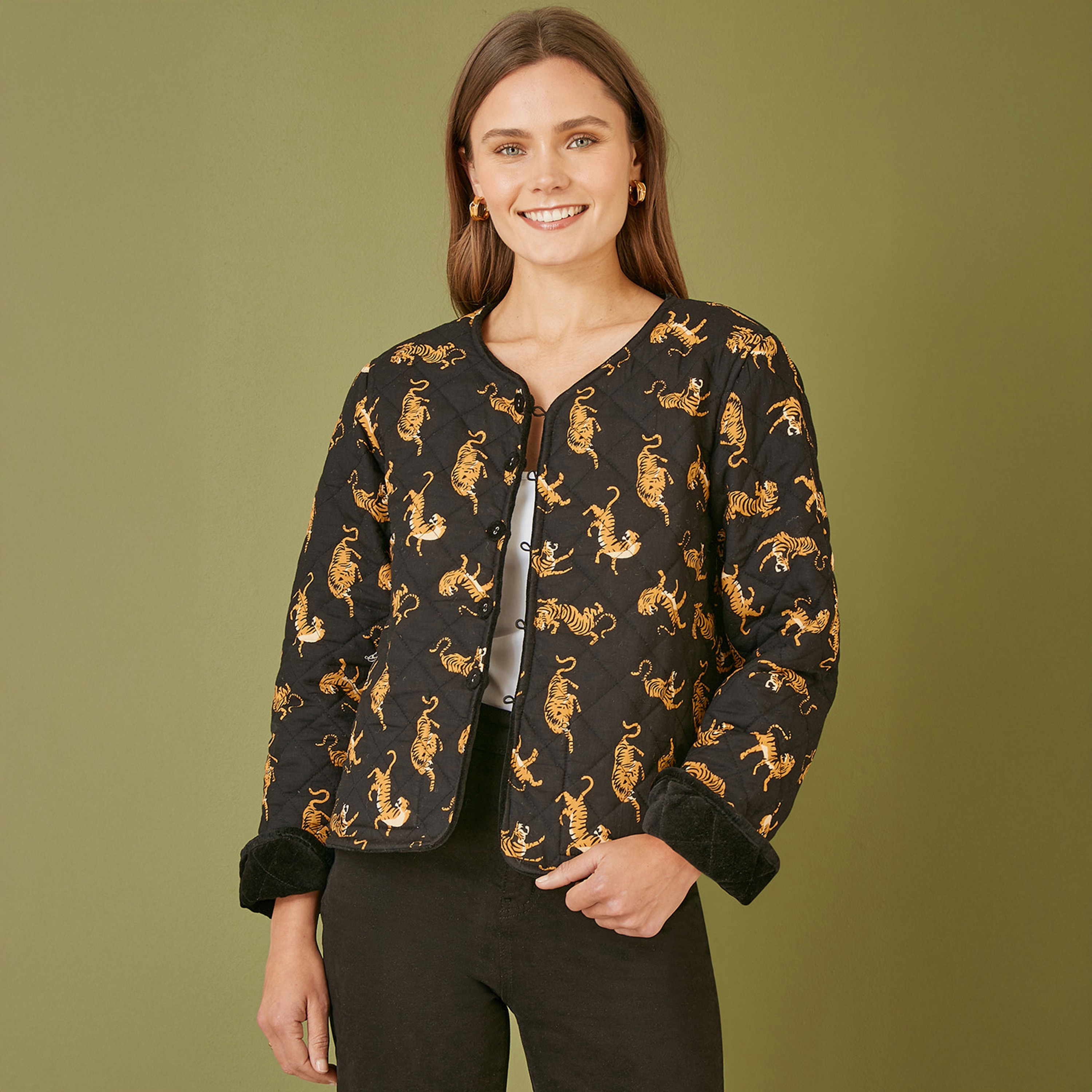 سترة نسائية مبطنة باللون الأسود من المخمل مع بطانة من جلد النمر قابلة للعكس من يامي-women-clothing-coatsandjackets-jackets-image-2
